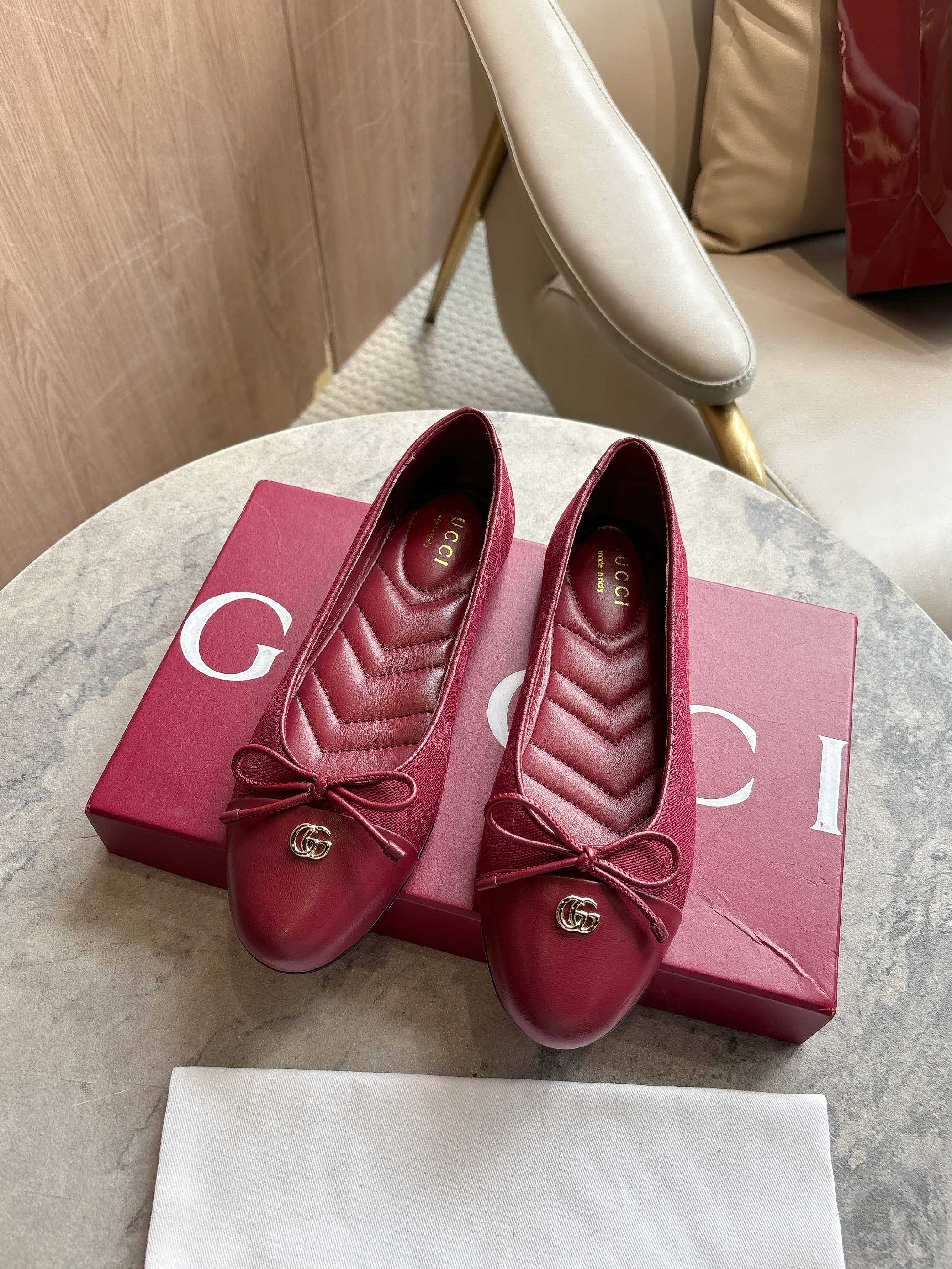 NO:476691,1054-1 Burgundy G (35-42) This flat ballet shoe is made of leather, showing its elegant and timeless style. The exquisite bow reveals femininity, and the light gold tone double G accessories are low-key to echo the brand's high recognition logo. Red leather light gold tone accessories Quilted leather insole bow and double G leather sole Flat sole, single shoes198609091054-1 酒红G（35-42）这款平底芭蕾舞鞋选用皮革制作,尽显优雅隽永格调.精巧蝴蝶结流露女性气质,浅金色调双G配件低调呼应品牌高辨识度标识. 红色皮革 浅金色调配件 绗缝皮革内底 蝴蝶结和双G 皮革鞋底 平底,单鞋,Women's Shoes