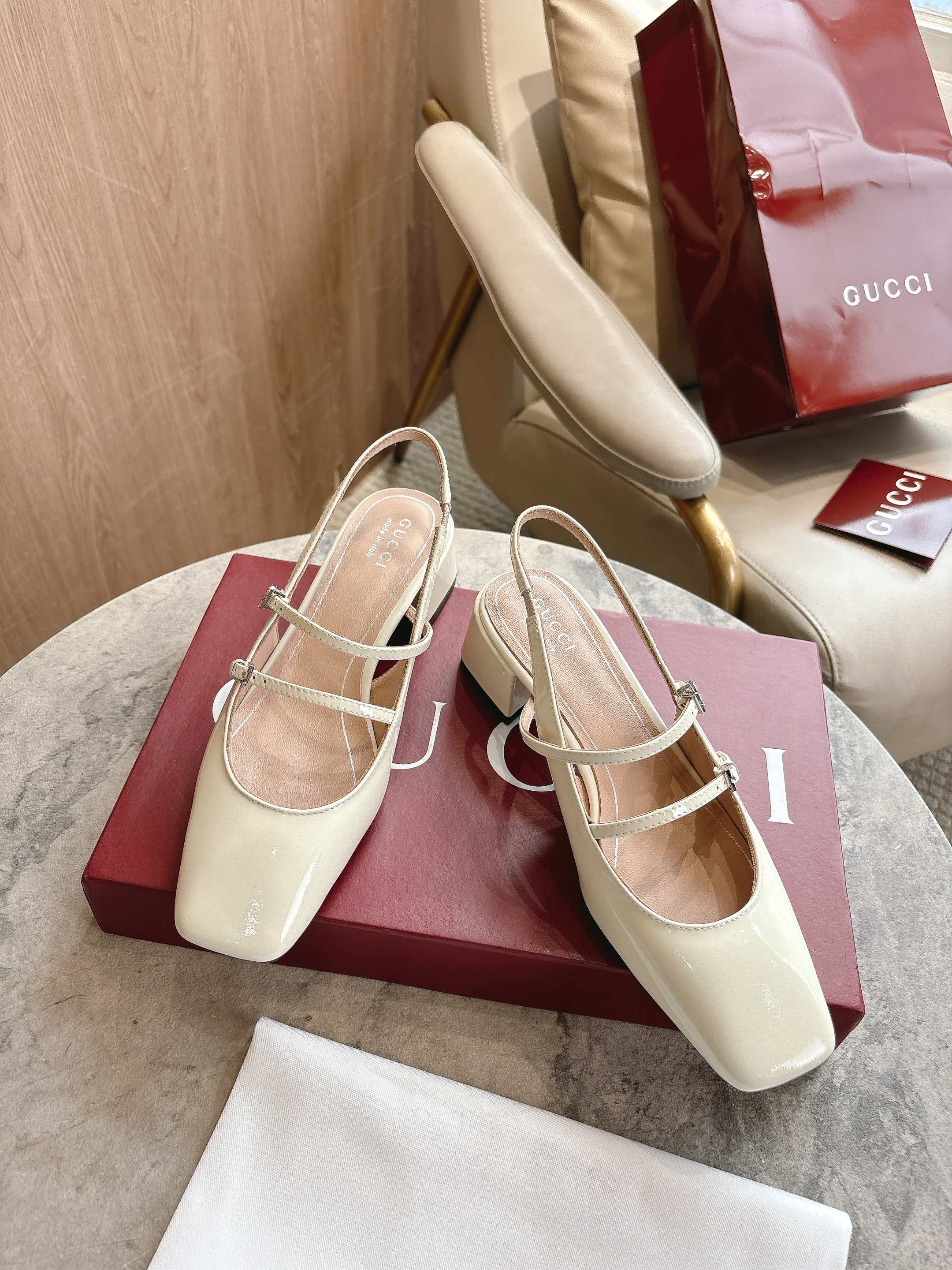 NO:476588,2795-1 White (35-42) This women's light-mouthed shoe is made of soft and shiny patent leather. The shoe shape is elegant and neat, with a versatile and exquisite style. The exquisite double G inlaid crystal details adds a shiny g-shaped look. Off-white patent leather crystal inlaid double G details Leather sole Adjustable buckle closure at the ankle Medium heel, sandals, sandals198609092795-1 白（35-42）这款女士浅口鞋以柔软亮泽的漆皮匠心打造.鞋型线条优雅利落,兼具百搭与精致格调.精巧的双G镶嵌水晶细节为造型增添闪耀光彩. 米白色漆皮 水晶镶饰双G细节 皮革鞋底 踝部可调节搭扣开合 中跟,凉鞋,sandals,Women's Shoes