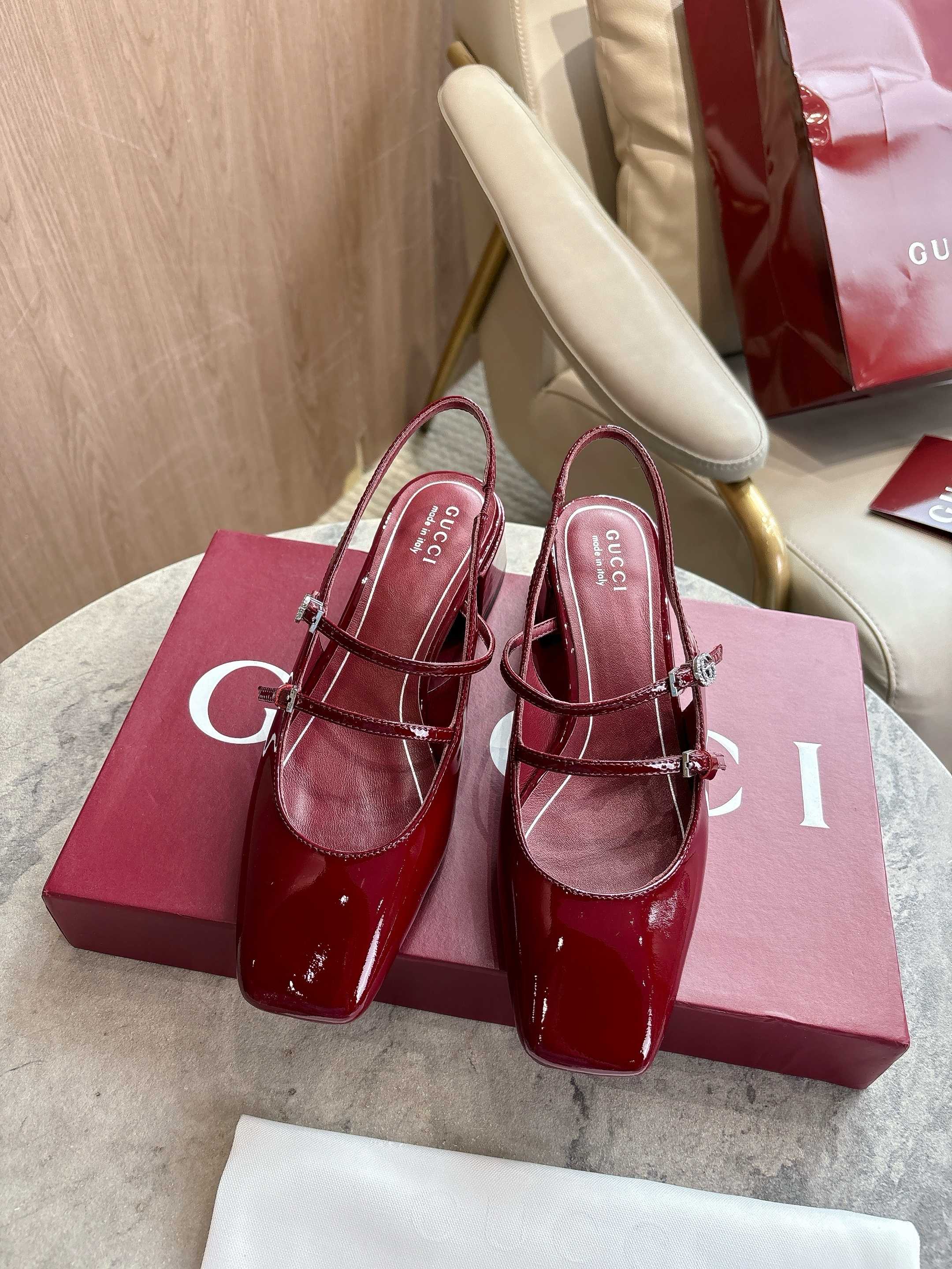 NO:476591,2795-1 Burgundy (35-42) This women's light-mouth shoe is made of soft and shiny patent leather. The shoe shape is elegant and neat, with a versatile and exquisite style. The exquisite double G inlaid crystal details adds a shiny g to the shape. Angora red patent leather crystal inlaid double G details Leather sole Adjustable buckle closure at the ankle Medium heel, sandals, sandals198609092795-1 酒红（35-42）这款女士浅口鞋以柔软亮泽的漆皮匠心打造.鞋型线条优雅利落,兼具百搭与精致格调.精巧的双G镶嵌水晶细节为造型增添闪耀光彩. 安哥拉红色漆皮 水晶镶饰双G细节 皮革鞋底 踝部可调节搭扣开合 中跟,凉鞋,sandals,Women's Shoes