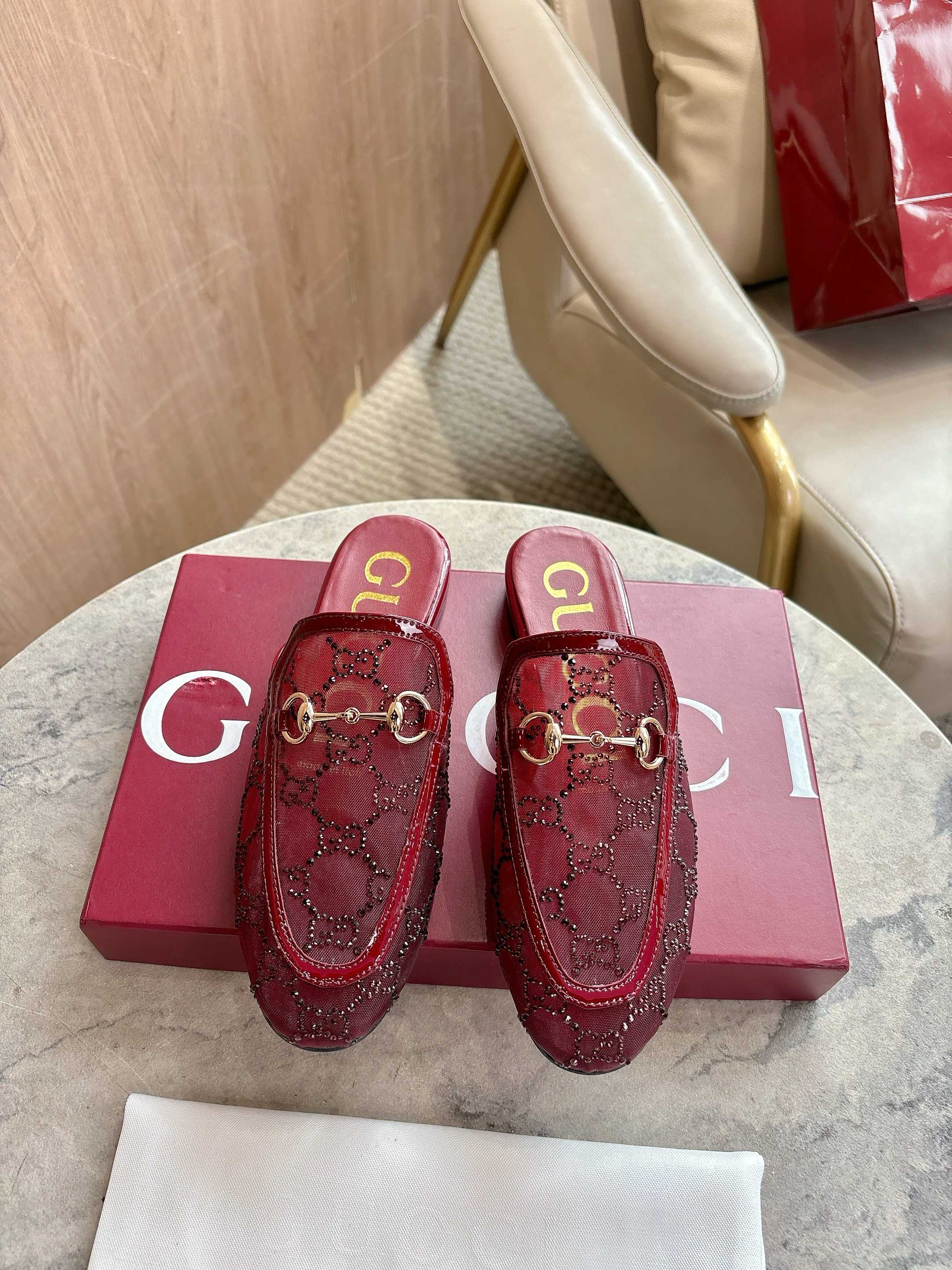 NO:443506,Since its inception, slippers have been the iconic product of the Gucci series. This women's loafers and slippers design elements are bright and innovative in the classic color scheme. Size 35-42 (40 41 42 custom made without return or exchange) Packaging: Full set of packaging, loafers semi-trailer, gucci, loafers, slippers19860909自问世以来,拖鞋一直是Gucci系列的标志性产品.这款女士乐福鞋与拖鞋设计元素,于经典配色中绽放亮眼新意. 尺码35-42（40 41 42 定做不退不换） 包装:全套包装,乐福鞋半拖,gucci,loafers,slippers,Women's Shoes