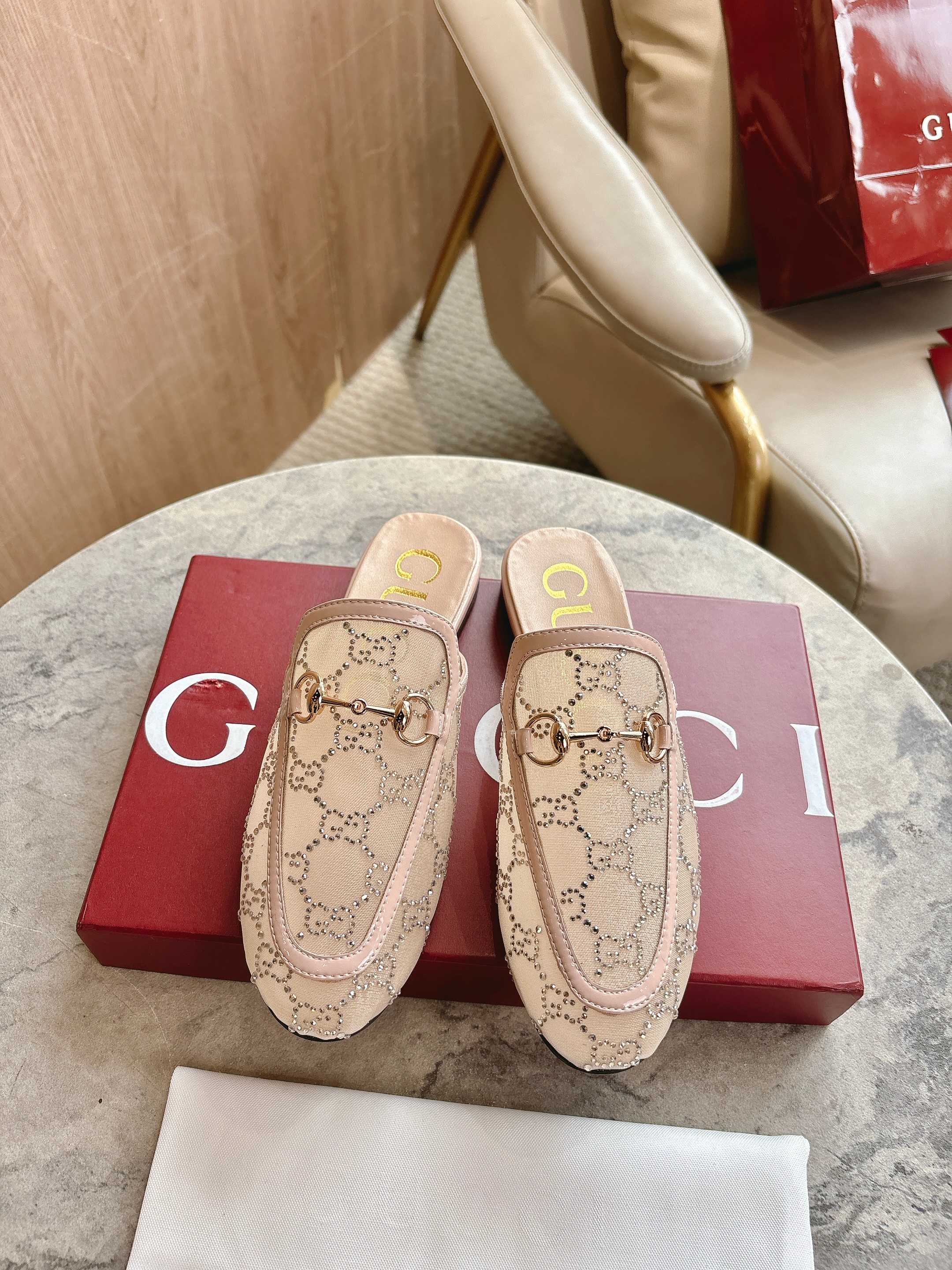 NO:443513,Since its inception, slippers have been the iconic product of the Gucci series. This women's loafers and slippers design elements are bright and innovative in the classic color scheme. Size 35-42 (40 41 42 custom made without return or exchange) Packaging: Full set of packaging, loafers semi-trailer, gucci, loafers, slippers19860909自问世以来,拖鞋一直是Gucci系列的标志性产品.这款女士乐福鞋与拖鞋设计元素,于经典配色中绽放亮眼新意. 尺码35-42（40 41 42 定做不退不换） 包装:全套包装,乐福鞋半拖,gucci,loafers,slippers,Women's Shoes