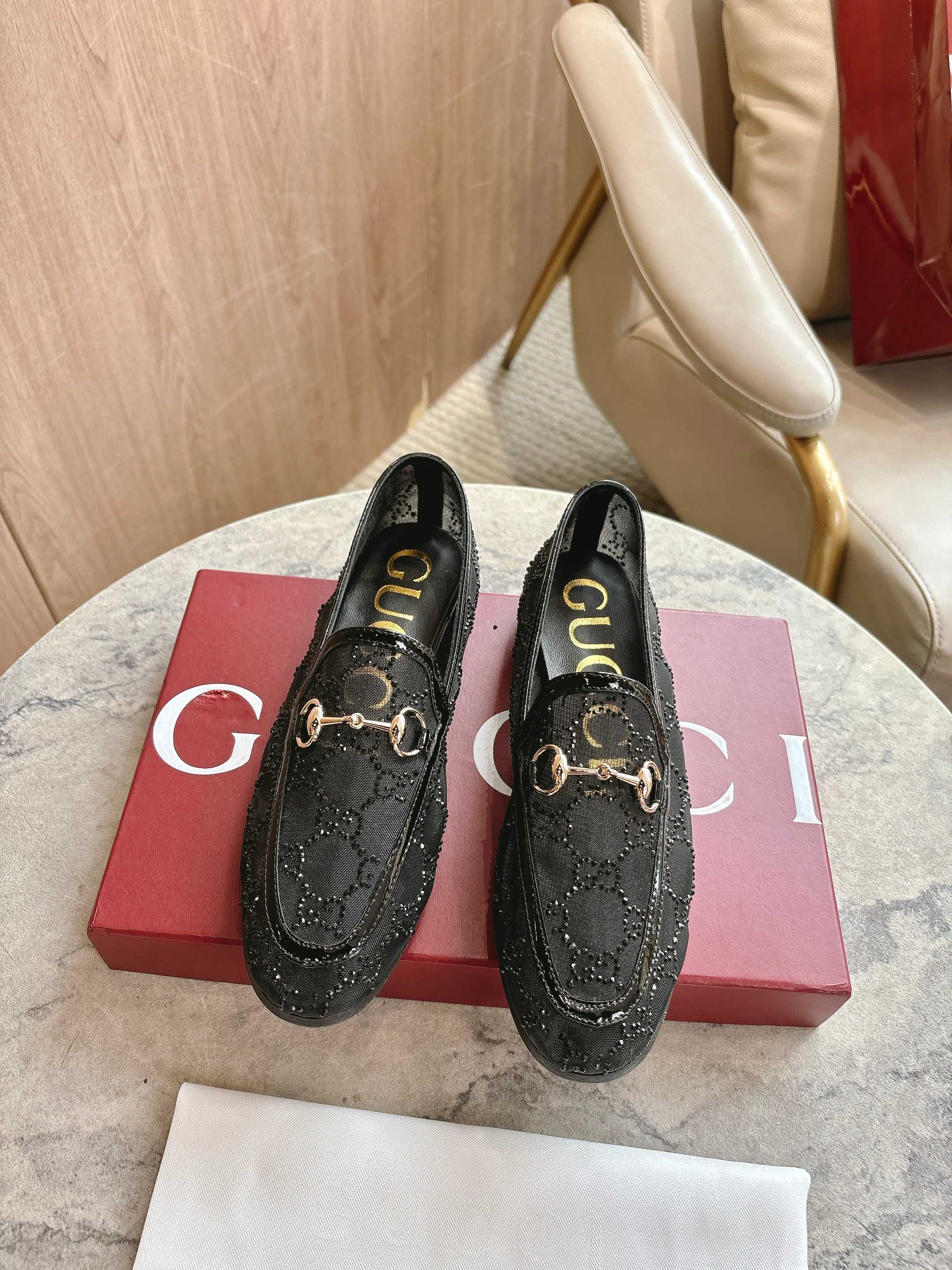NO:443521,As an outstanding representative of Gucci design inheritance, horse-bit loafers vividly demonstrate the classic elegance. This shoe is made of mesh diamond material, and is ingeniously integrated with classic horse-bit styling accessories. Size 35-42 (40 41 42 Custom made without return or replacement) Packaging: Full set of packaging, loafers semi-trailer, gucci, loafers19860909作为Gucci设计传承的杰出代表,马衔扣乐福鞋生动彰显经典优雅格调.这款鞋履甄选网面饰钻材质打造,匠心融蕴经典马衔扣造型配件. 尺码35-42（40 41 42 定做不退不换） 包装:全套包装,乐福鞋半拖,gucci,loafers,Women's Shoes