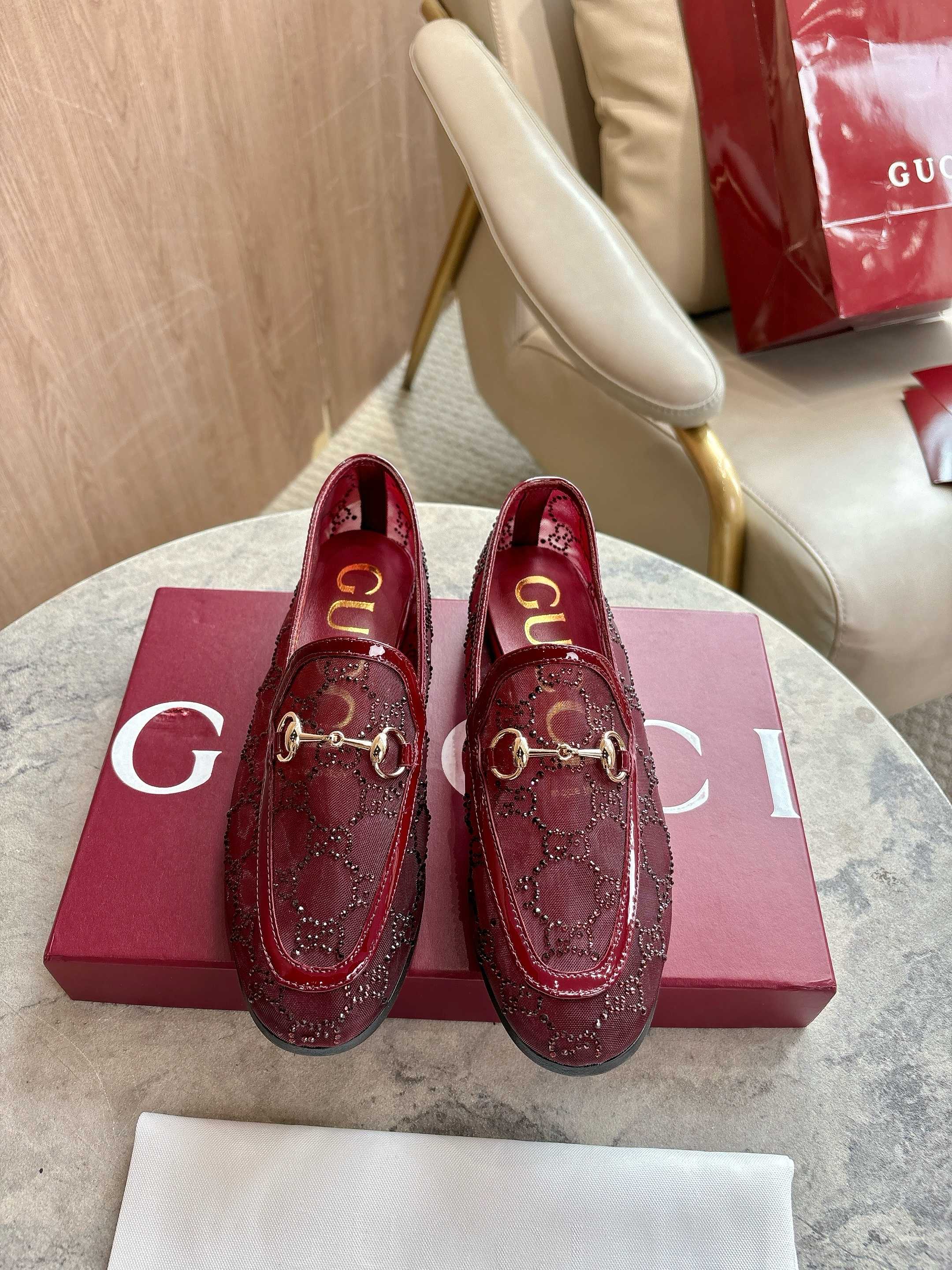 NO:443529,As an outstanding representative of Gucci design inheritance, horse-bit loafers vividly demonstrate the classic elegance. This shoe is made of mesh diamond material, and is ingeniously integrated with classic horse-bit styling accessories. Size 35-42 (40 41 42 Custom made without return or replacement) Packaging: Full set of packaging, loafers semi-trailer, gucci, loafers19860909作为Gucci设计传承的杰出代表,马衔扣乐福鞋生动彰显经典优雅格调.这款鞋履甄选网面饰钻材质打造,匠心融蕴经典马衔扣造型配件. 尺码35-42（40 41 42 定做不退不换） 包装:全套包装,乐福鞋半拖,gucci,loafers,Women's Shoes