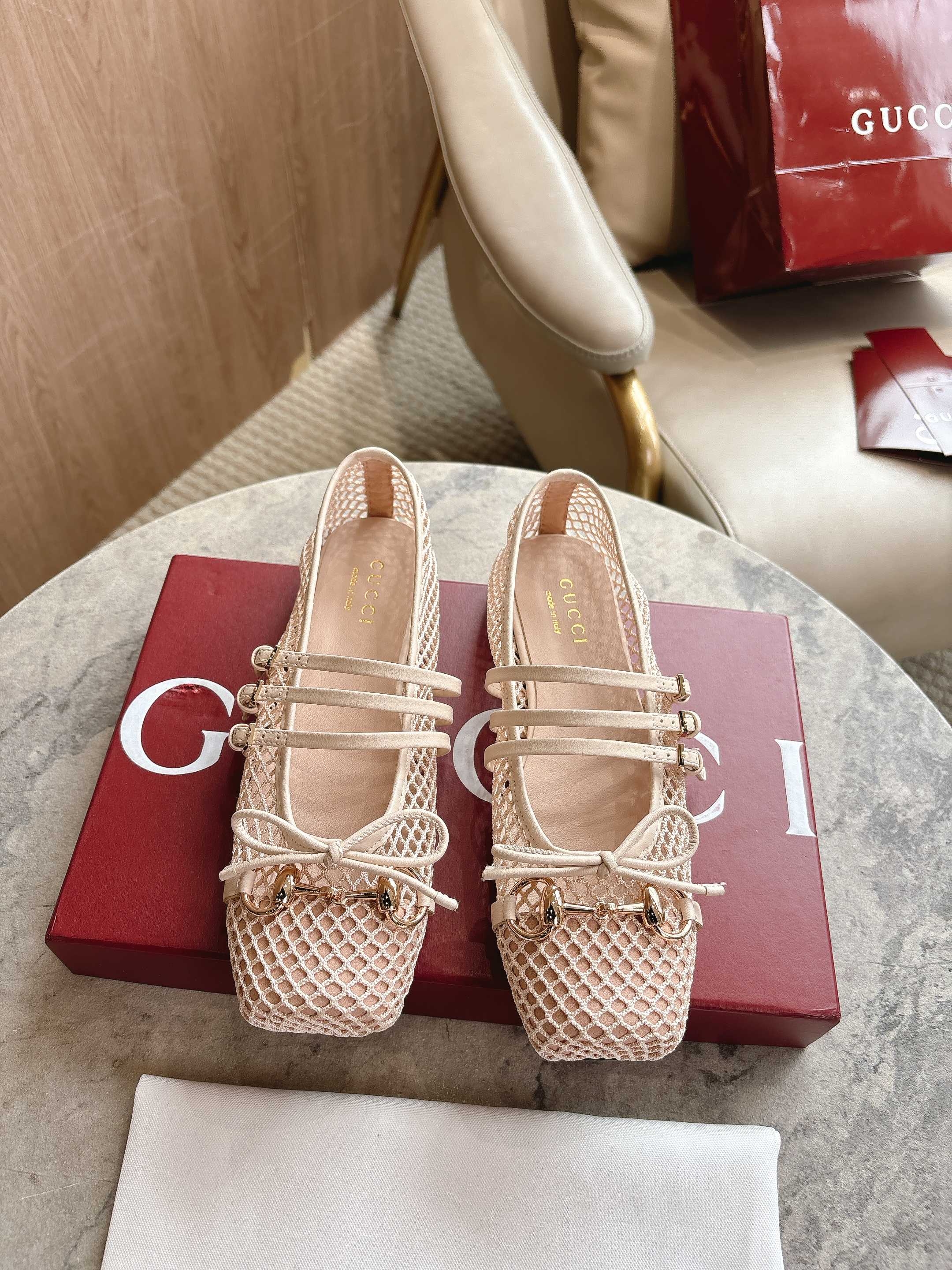 NO:443462,This iconic horse-bit ballet flat shoe is designed with square toe and elegant bow details, paying tribute to traditional ballet shoes. This item is made with Gucci Encore red mesh fabric. The 'sacchetto' structure is paired with a soft and lining inner sole to create an excellent wearing experience. Size 35-42 (40 41 42 Custom made without return or exchange) Packaging: Full package, ballet shoes, gucci, flats19860909这款标志性的马衔扣芭蕾平底鞋选用方形鞋头设计,搭配雅致的蝴蝶结细节,致敬传统芭蕾舞鞋款型.这件单品以古驰安可拉红色网眼布匠心打造.“sacchetto”构造配以柔软加衬内底,打造出色穿着体验. 尺码35-42（40 41 42 定做不退不换） 包装:全套包装,芭蕾舞鞋,gucci,flats,Women's Shoes