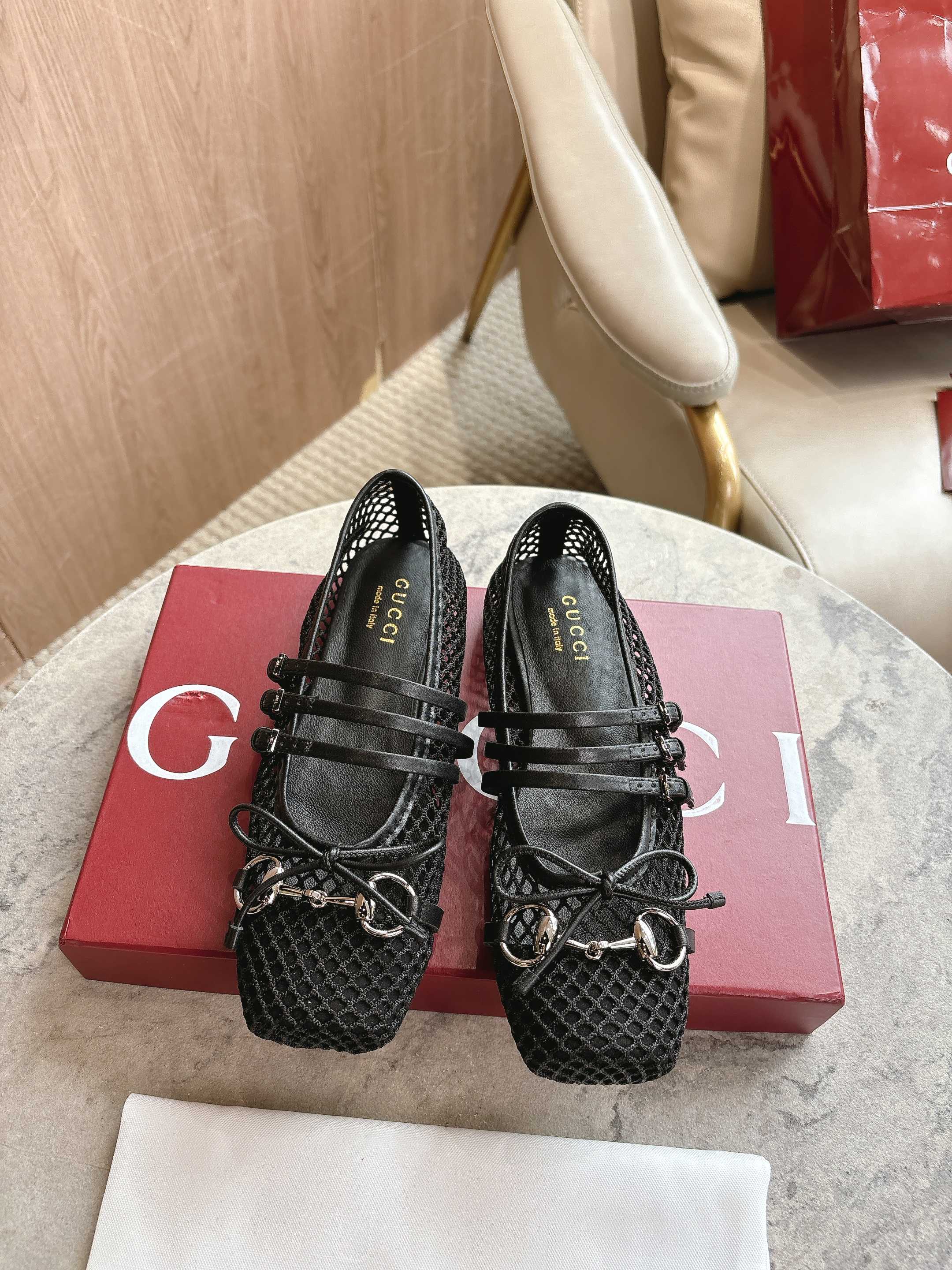 NO:443457,This iconic horse-bit ballet flat shoe is designed with square toe and elegant bow details, paying tribute to traditional ballet shoes. This item is made with Gucci Encore red mesh fabric. The 'sacchetto' structure is paired with a soft and lining inner sole to create an excellent wearing experience. Size 35-42 (40 41 42 Custom made without return or exchange) Packaging: Full package, ballet shoes, gucci, flats19860909这款标志性的马衔扣芭蕾平底鞋选用方形鞋头设计,搭配雅致的蝴蝶结细节,致敬传统芭蕾舞鞋款型.这件单品以古驰安可拉红色网眼布匠心打造.“sacchetto”构造配以柔软加衬内底,打造出色穿着体验. 尺码35-42（40 41 42 定做不退不换） 包装:全套包装,芭蕾舞鞋,gucci,flats,Women's Shoes
