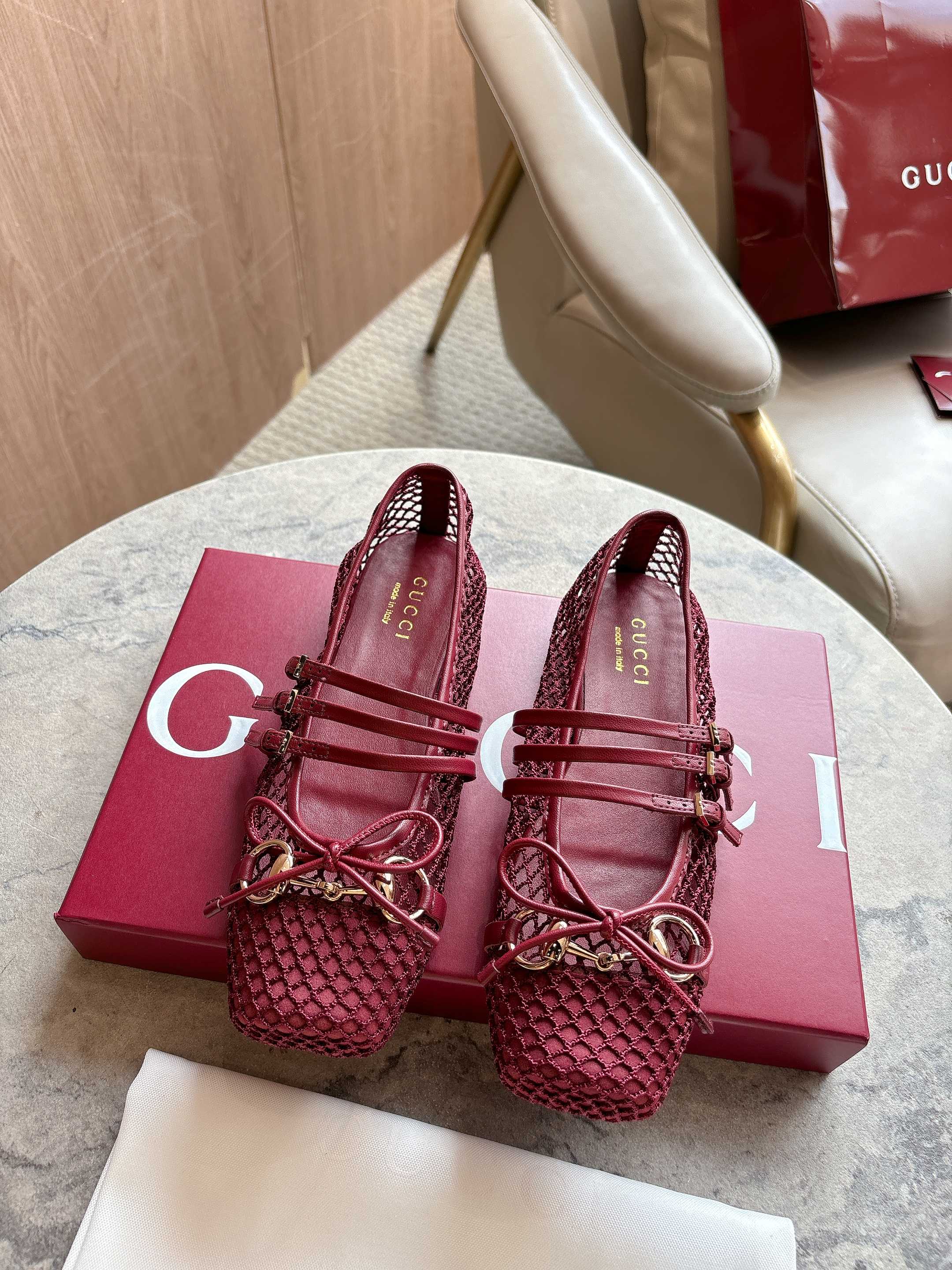 NO:476722,9099-8 Burgundy (35-42) This iconic horse-bit ballet flat shoe features a square toe design with elegant bow details, paying tribute to traditional ballet shoes. This item is made of burgundy mesh. The “sacchetto” structure is paired with a soft and lining inner sole for a great wearing experience. Angora red mesh bright silver accessories Leather lining Horse bit Leather bow details Leather sole “Sacchetto” structure Soft and lining inner sole Three leather straps with adjustable buckle Flats, single shoes, flats198609099099-8 酒红（35-42）这款标志性的马衔扣芭蕾平底鞋选用方形鞋头设计,搭配雅致的蝴蝶结细节,致敬传统芭蕾舞鞋款型.这款单品采用酒红色网眼布匠心打造.“sacchetto”构造配以柔软加衬内底,打造出色穿着体验. 安哥拉红色网眼布 亮银色调配件 皮革衬里 马衔扣 皮革蝴蝶结细节 皮革鞋底 “Sacchetto”构造 柔软加衬内底 三条皮革绑带,配可调节搭扣 平底,单鞋,flats,Women's Shoes