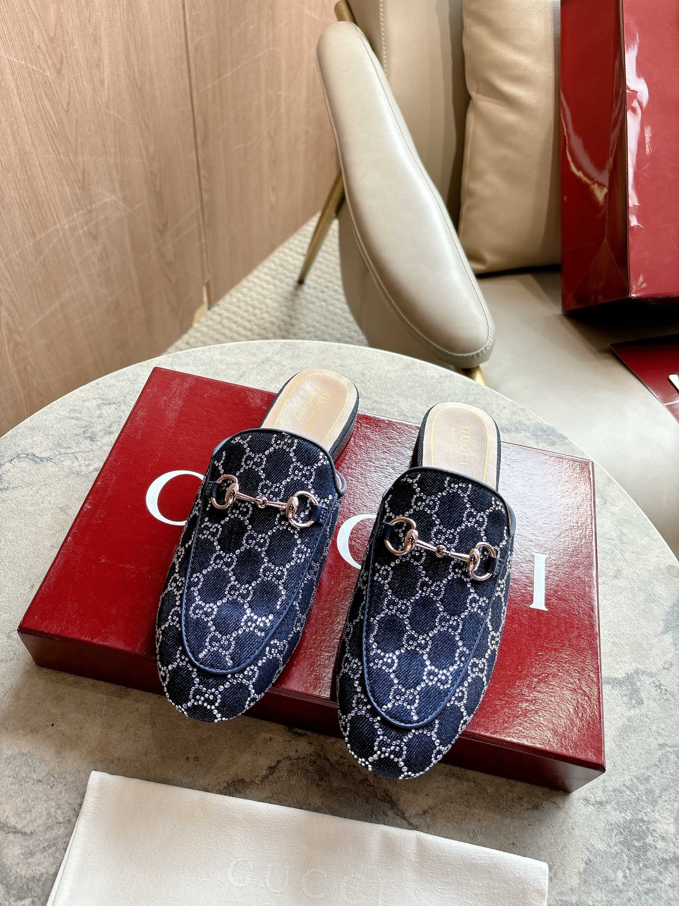 NO:476800,1803-1 Denim Diamond (35-42) Princetown series slippers have been a classic item of Gucci since their debut. They are now reinvented with exquisite materials and classic patterns, highlighting a new look. This iconic mules are embellished with a unique gold-toned horse buckle, paying tribute to the brand's long-standing equestrian heritage. Dark blue GG crystal tannin fabric Light gold tone accessories Horse buckle Sheepskin sole Flat sole Height 1 cm, semi-torque, gucci, slippers, sheepskin198609091803-1 牛仔钻（35-42）Princetown系列拖鞋自问世以来一直是Gucci的经典单品,现以精致材质与经典图案焕新演绎,彰显全新风貌.这款标志性穆勒鞋缀饰别致金色调马衔扣,致敬品牌悠久的马术传承. 深蓝色GG水晶丹宁面料 浅金色调配件 马衔扣 羊皮革鞋底 平底 高度1厘米,半拖,gucci,slippers,sheepskin,Women's Shoes