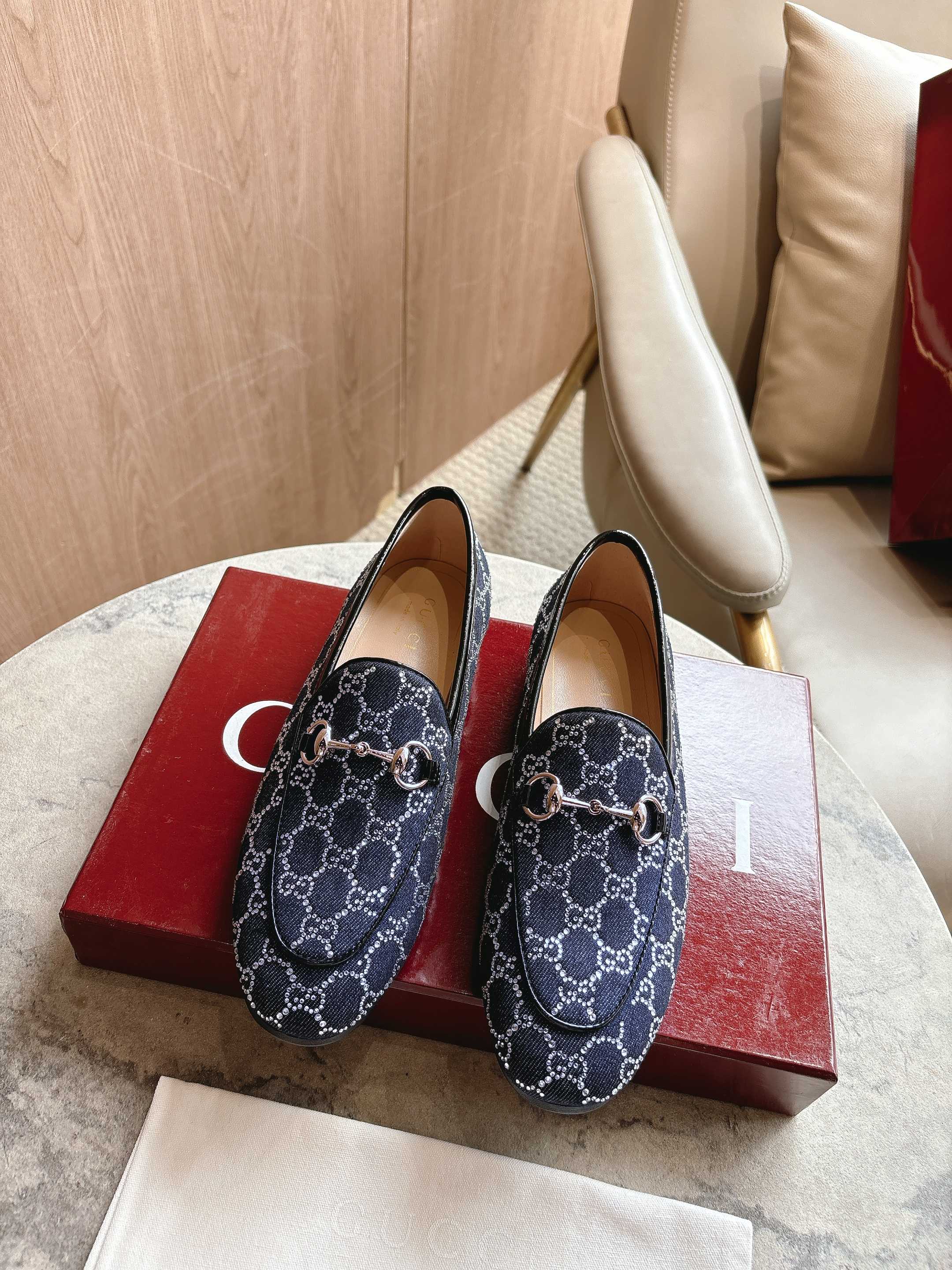 NO:476730,1819-1 Denim Diamond (35-42) Princetown series slippers have been a classic item of Gucci since their debut. They are now reinvented with exquisite materials and classic patterns, highlighting a new look. This iconic mules are embellished with a unique gold-toned horse buckle, paying tribute to the brand's long-standing equestrian heritage. Dark blue GG crystal tannin fabric Light gold tone accessories Horse buckle Sheepskin sole Flat sole Height 1 cm, single shoes, gucci, slippers, sheepskin198609091819-1 牛仔钻（35-42）Princetown系列拖鞋自问世以来一直是Gucci的经典单品,现以精致材质与经典图案焕新演绎,彰显全新风貌.这款标志性穆勒鞋缀饰别致金色调马衔扣,致敬品牌悠久的马术传承. 深蓝色GG水晶丹宁面料 浅金色调配件 马衔扣 羊皮革鞋底 平底 高度1厘米,单鞋,gucci,slippers,sheepskin,Women's Shoes