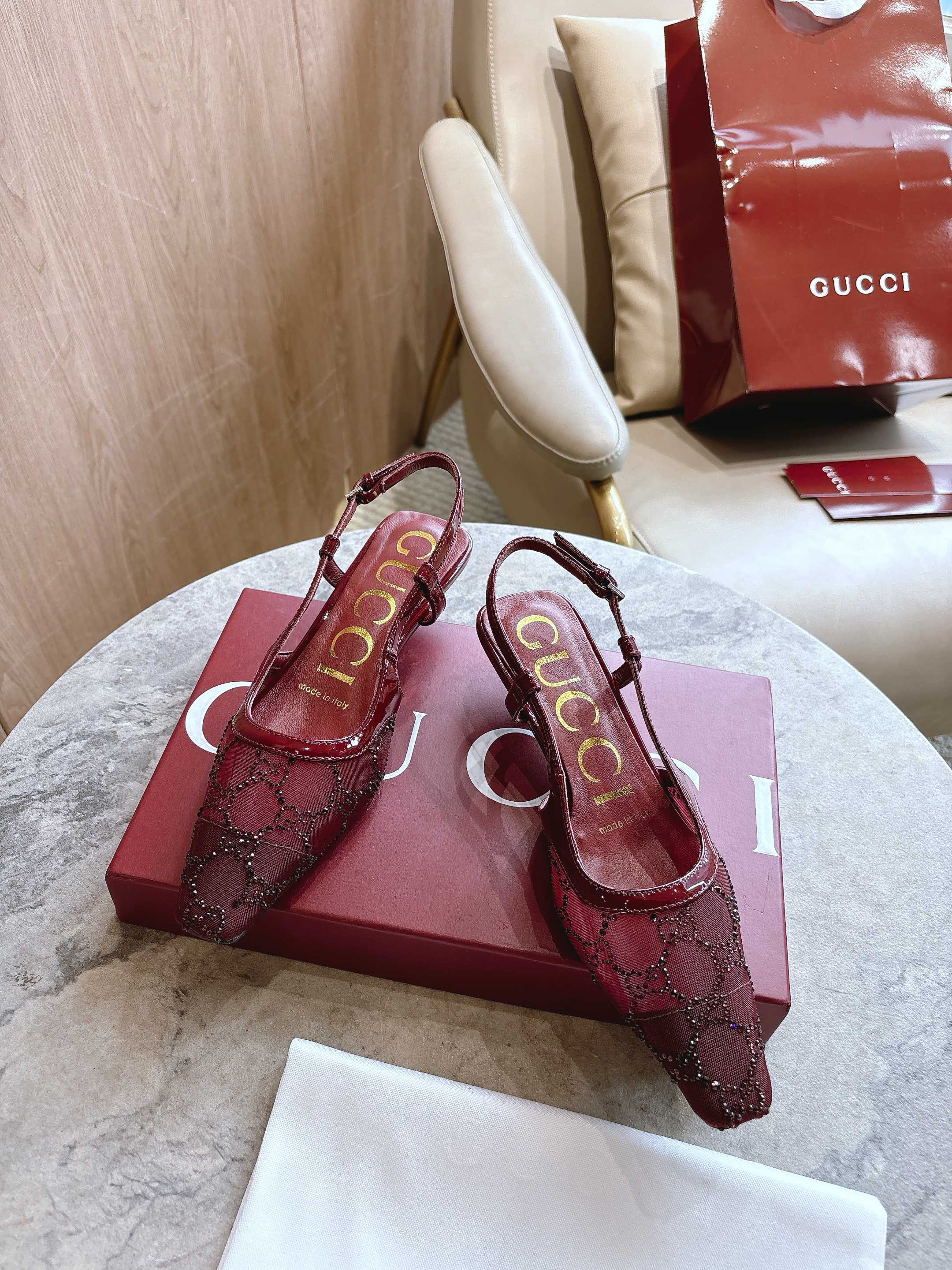 NO:476596,1226-1 Burgundy (35-42) This lace-up shoe is made of Gucci Encore red mesh with sparkling GG pattern, which refines the charm of contemporary women with gorgeous details such as lace, crystal and tulle. Gucci Encore red mesh leather lining leather sole Back buckle fixing Low heel 3.5 cm high heel, sandals, gucci, sandals198609091226-1 酒红（35-42）这款后系带鞋履采用装点闪耀GG图案的古驰安可拉红色网眼布打造,以蕾丝、水晶与薄纱等华美细节焕新诠释当代女性魅力. 古驰安可拉红网布 皮革衬里 皮革鞋底 背面搭扣固定 低跟 鞋跟3.5厘米高,凉鞋,gucci,sandals,Women's Shoes