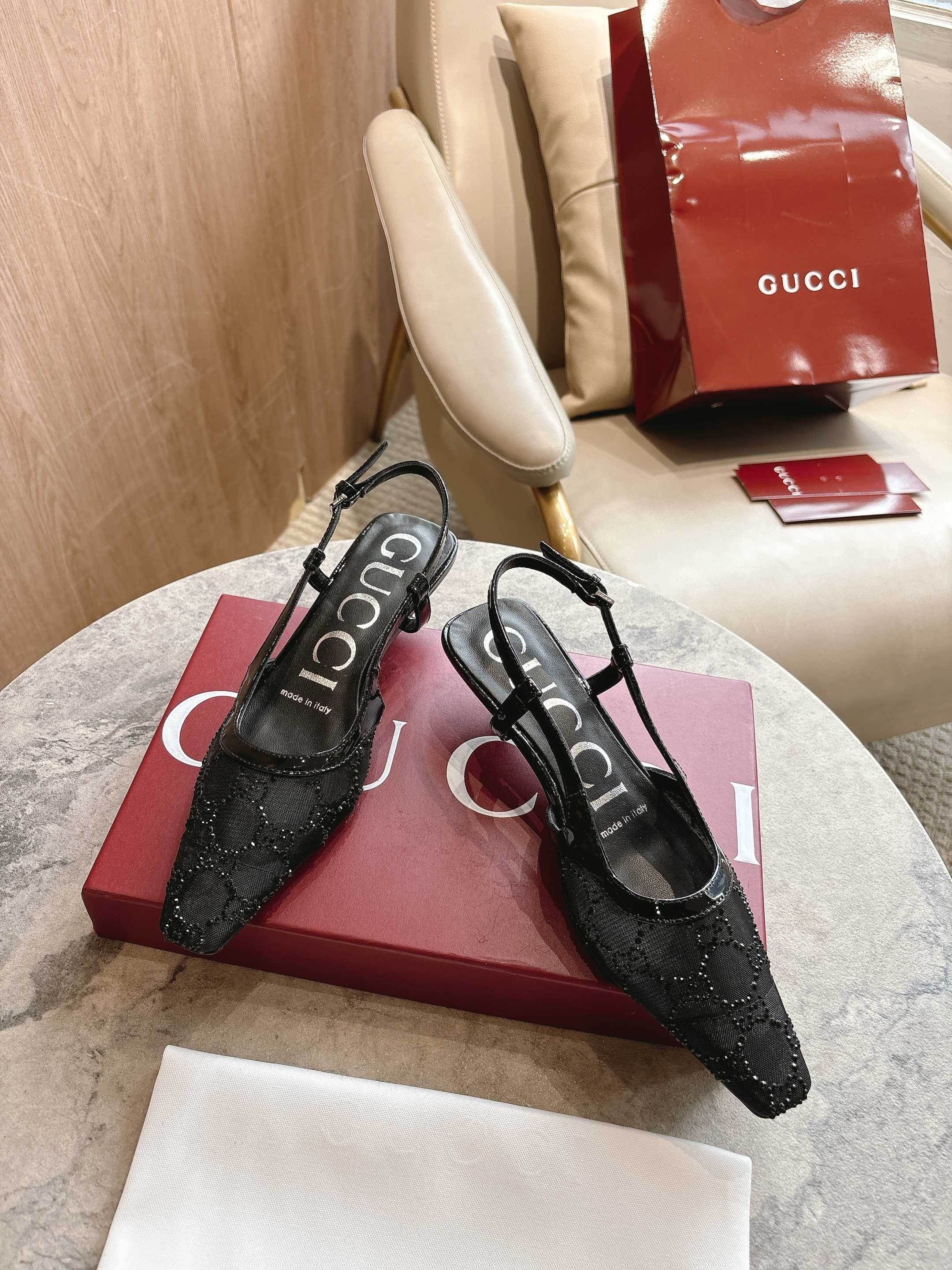 NO:476601,1226-1 Black Diamond (35-42) This lace-up shoe is made of Gucci black mesh cloth decorated with sparkling GG pattern, which refines the charm of contemporary women with gorgeous details such as lace, crystal and tulle. Gucci Encore Red Mesh cloth leather lining leather sole Back buckle fixing Low heel 3.5 cm high heel, sandals, gucci, sandals198609091226-1 黑色钻（35-42）这款后系带鞋履采用装点闪耀GG图案的古驰黑色网眼布打造,以蕾丝、水晶与薄纱等华美细节焕新诠释当代女性魅力. 古驰安可拉红网布 皮革衬里 皮革鞋底 背面搭扣固定 低跟 鞋跟3.5厘米高,凉鞋,gucci,sandals,Women's Shoes