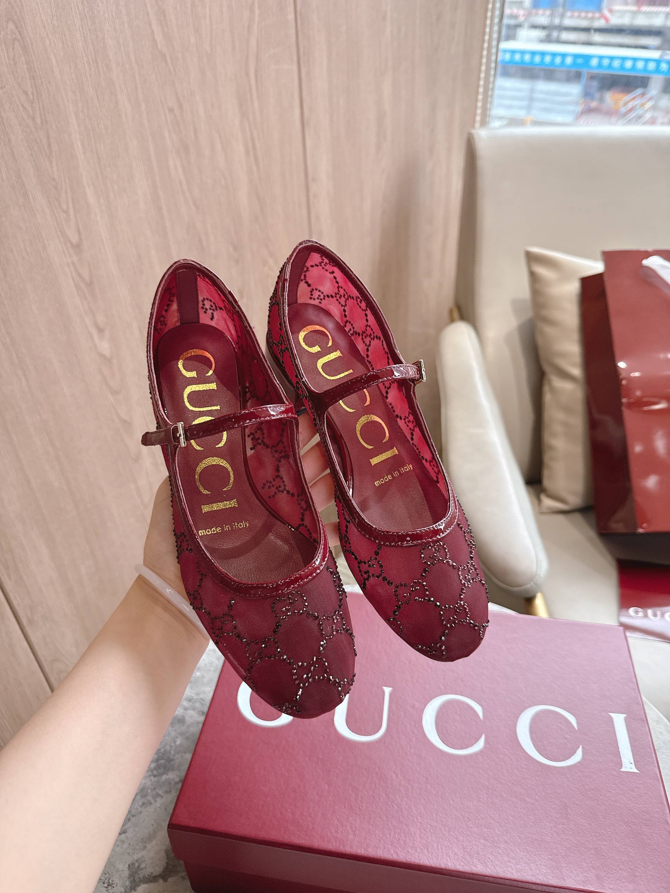 “Contemporary Ballerina Flats with GG Crystal Detail and House Logo Celebration” - 图片 3