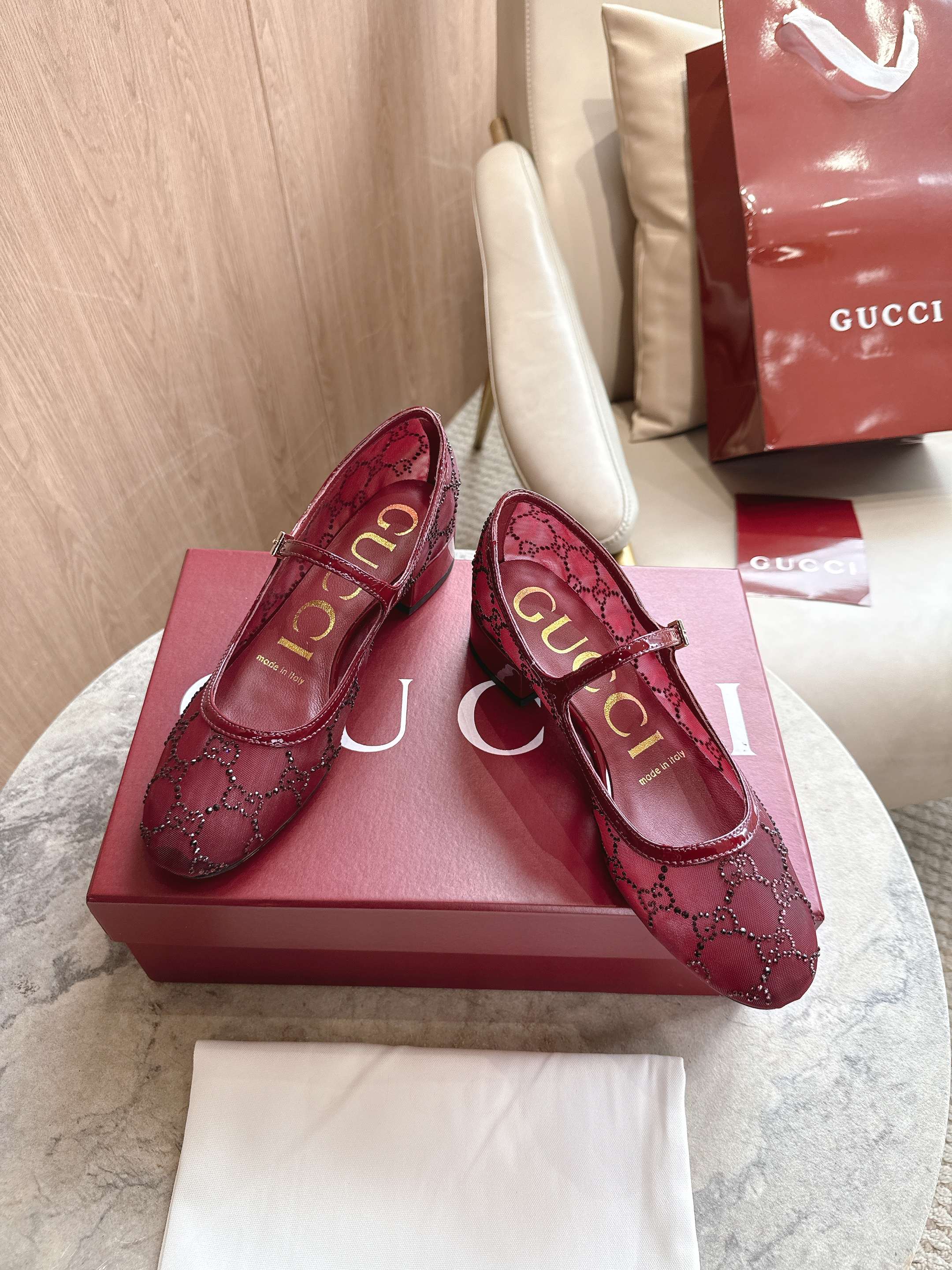 “Contemporary Ballerina Flats with GG Crystal Detail and House Logo Celebration” - 图片 1