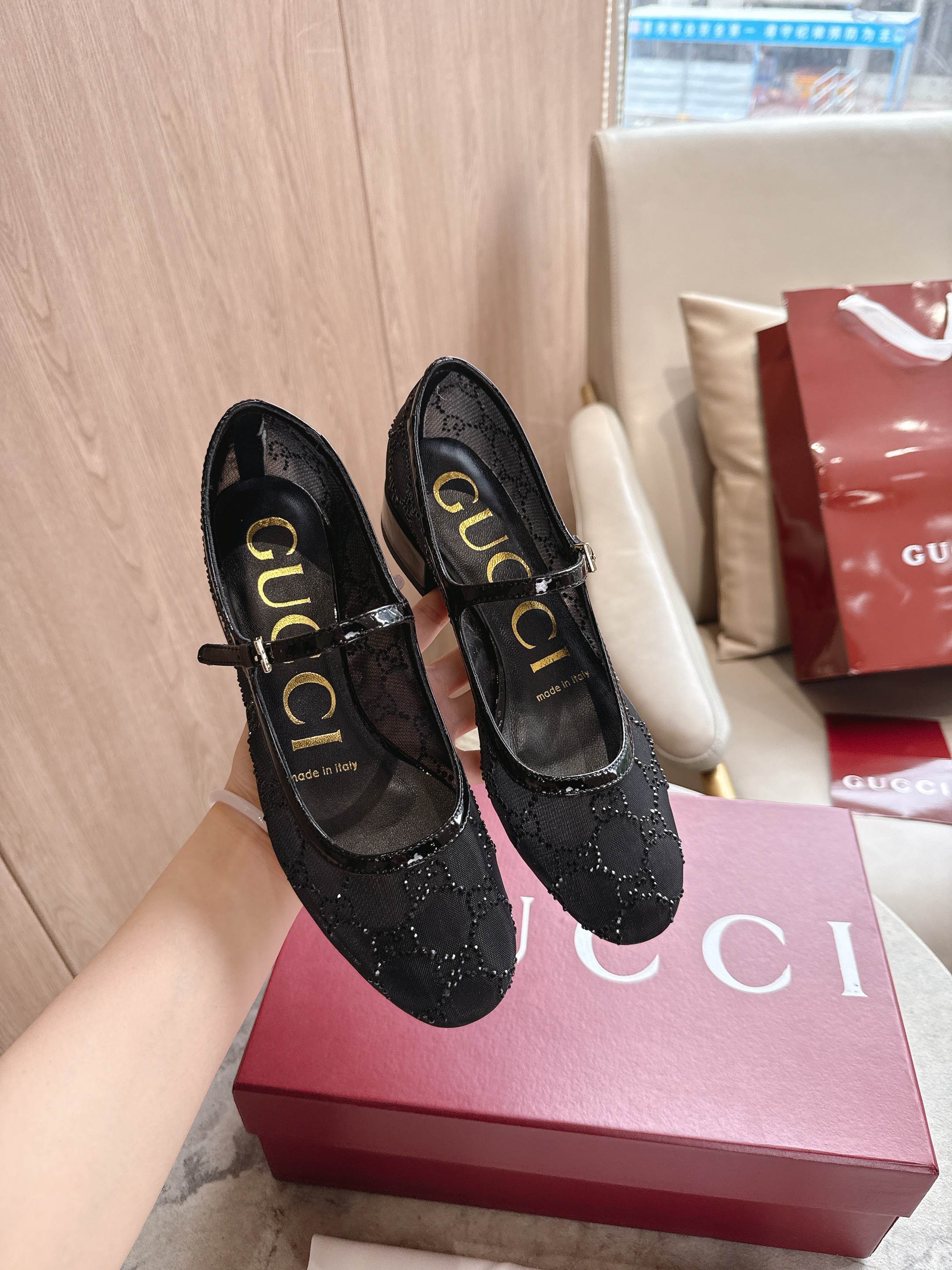 Contemporary Ballerina Flat with GG Crystal: Light, Elegant, and Logo-Centric. - 图片 3
