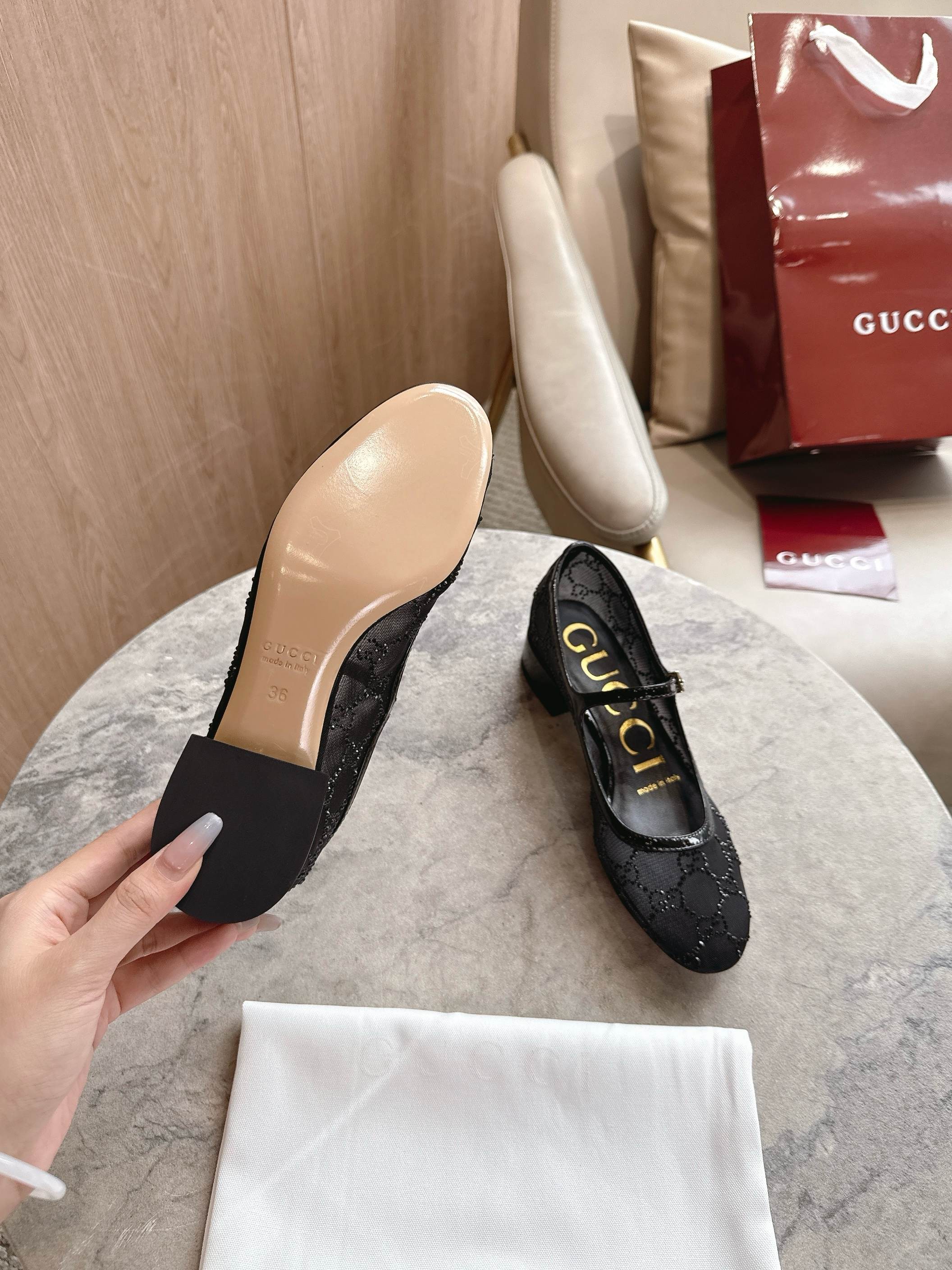 Contemporary Ballerina Flat with GG Crystal: Light, Elegant, and Logo-Centric. - 图片 8