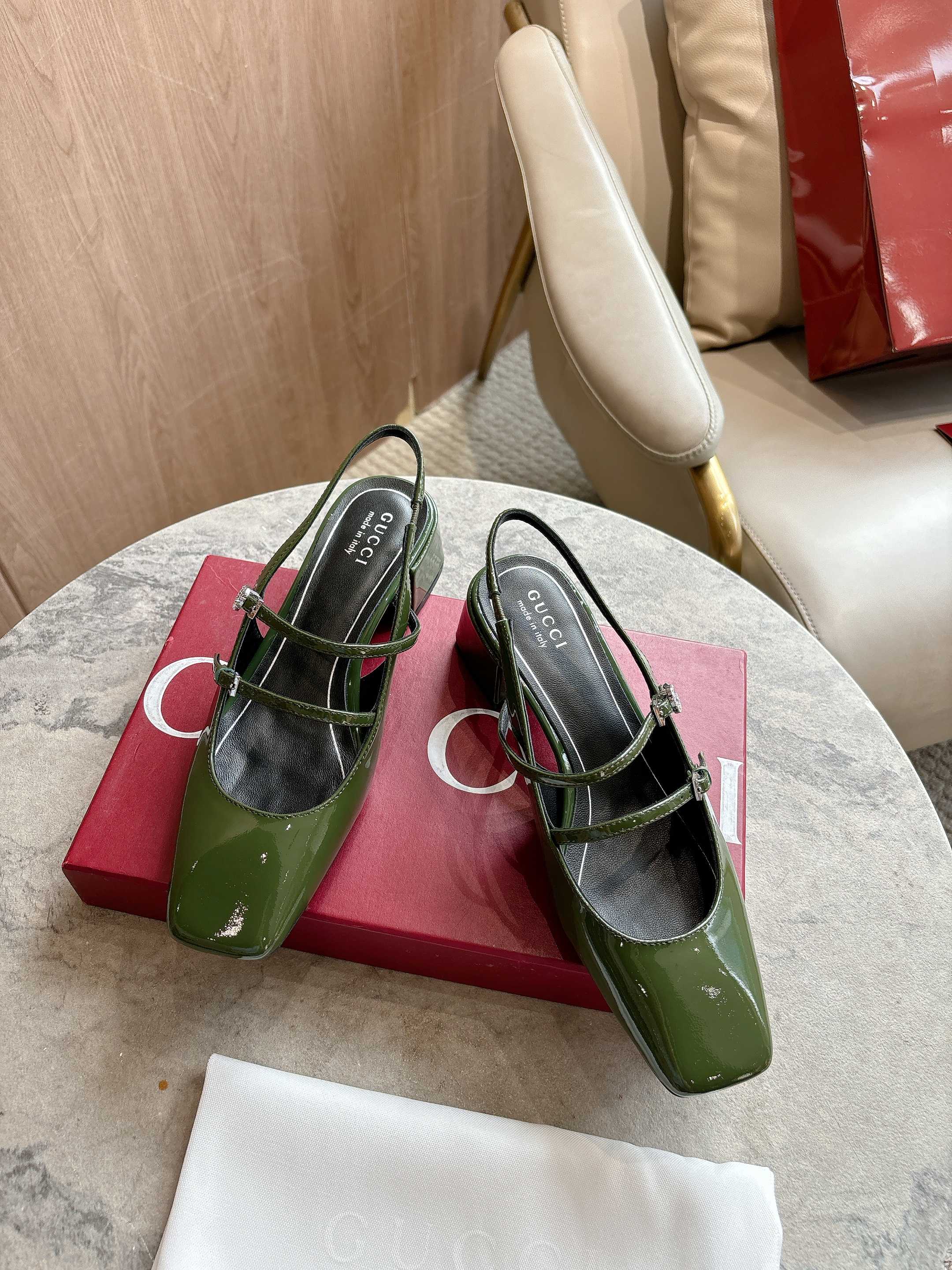 NO:476606,2795-1 Green (35-42) This women's light-mouth shoe is made of soft and shiny patent leather. The shoe shape is elegant and neat, with a versatile and exquisite style. The exquisite double G inlaid crystal details adds a shiny g to the shape. Green patent leather crystal inlaid double G details Leather sole Adjustable buckle closure at the ankle Medium heel, sandals, sandals198609092795-1 绿（35-42）这款女士浅口鞋以柔软亮泽的漆皮匠心打造.鞋型线条优雅利落,兼具百搭与精致格调.精巧的双G镶嵌水晶细节为造型增添闪耀光彩.绿色漆皮 水晶镶饰双G细节 皮革鞋底 踝部可调节搭扣开合 中跟,凉鞋,sandals,Women's Shoes