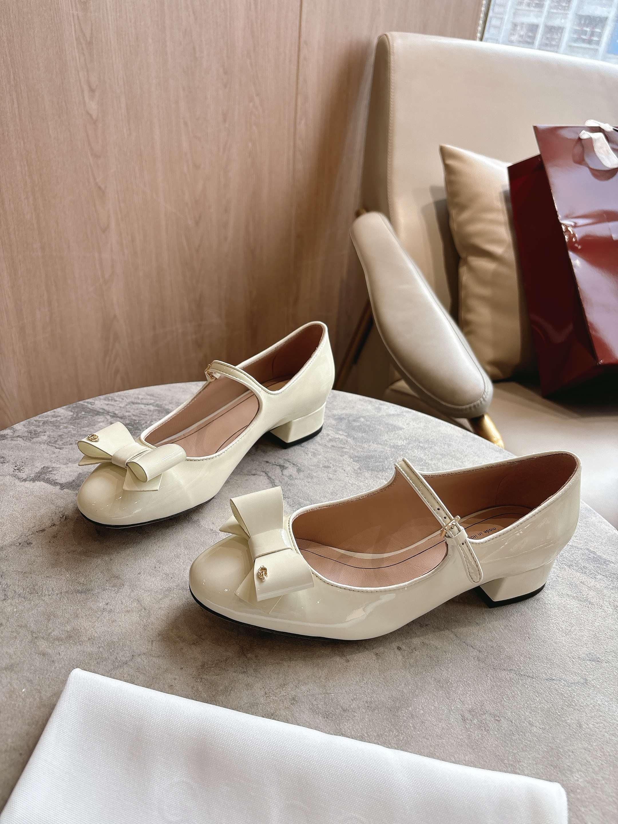 Gucci White Ballet Flats with Double-G Bow Detail and Low Heels - 图片 5