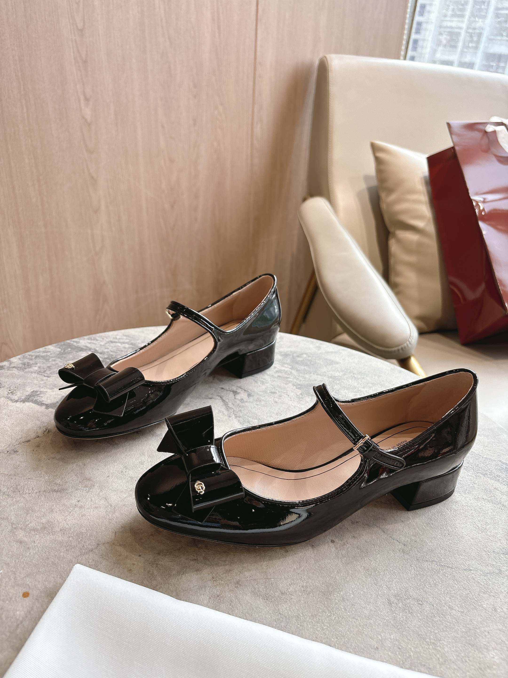 Gucci Black Ballet Flats with Double-G Bow and Adjustable Ankles - 图片 5