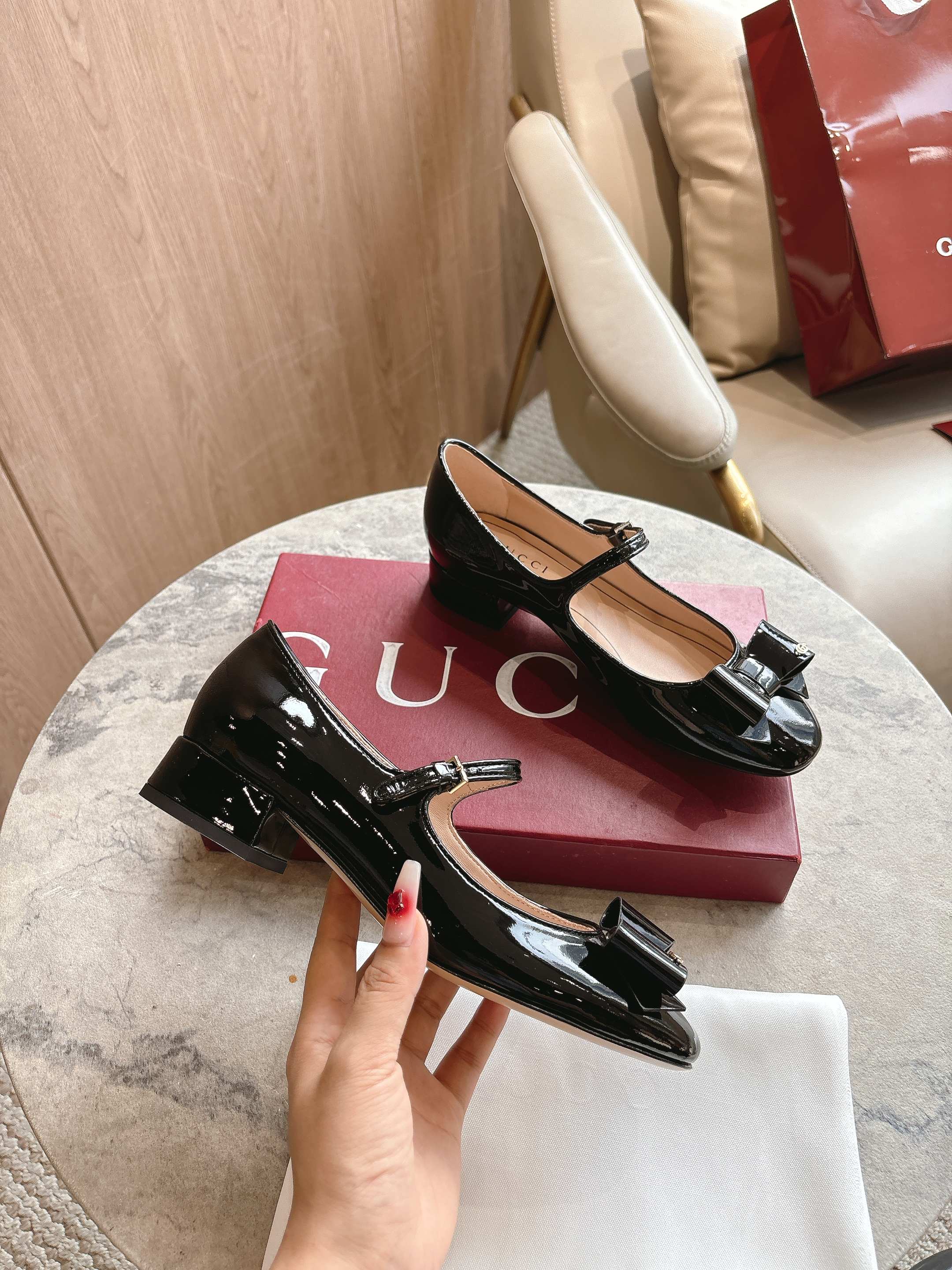 Gucci Black Ballet Flats with Double-G Bow and Adjustable Ankles - 图片 4