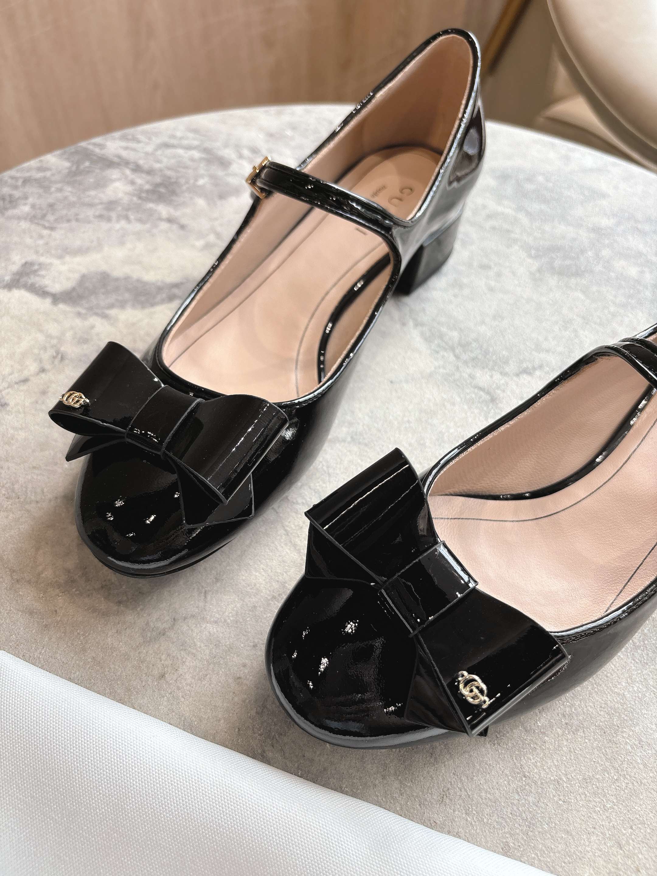 Gucci Black Ballet Flats with Double-G Bow and Adjustable Ankles - 图片 6