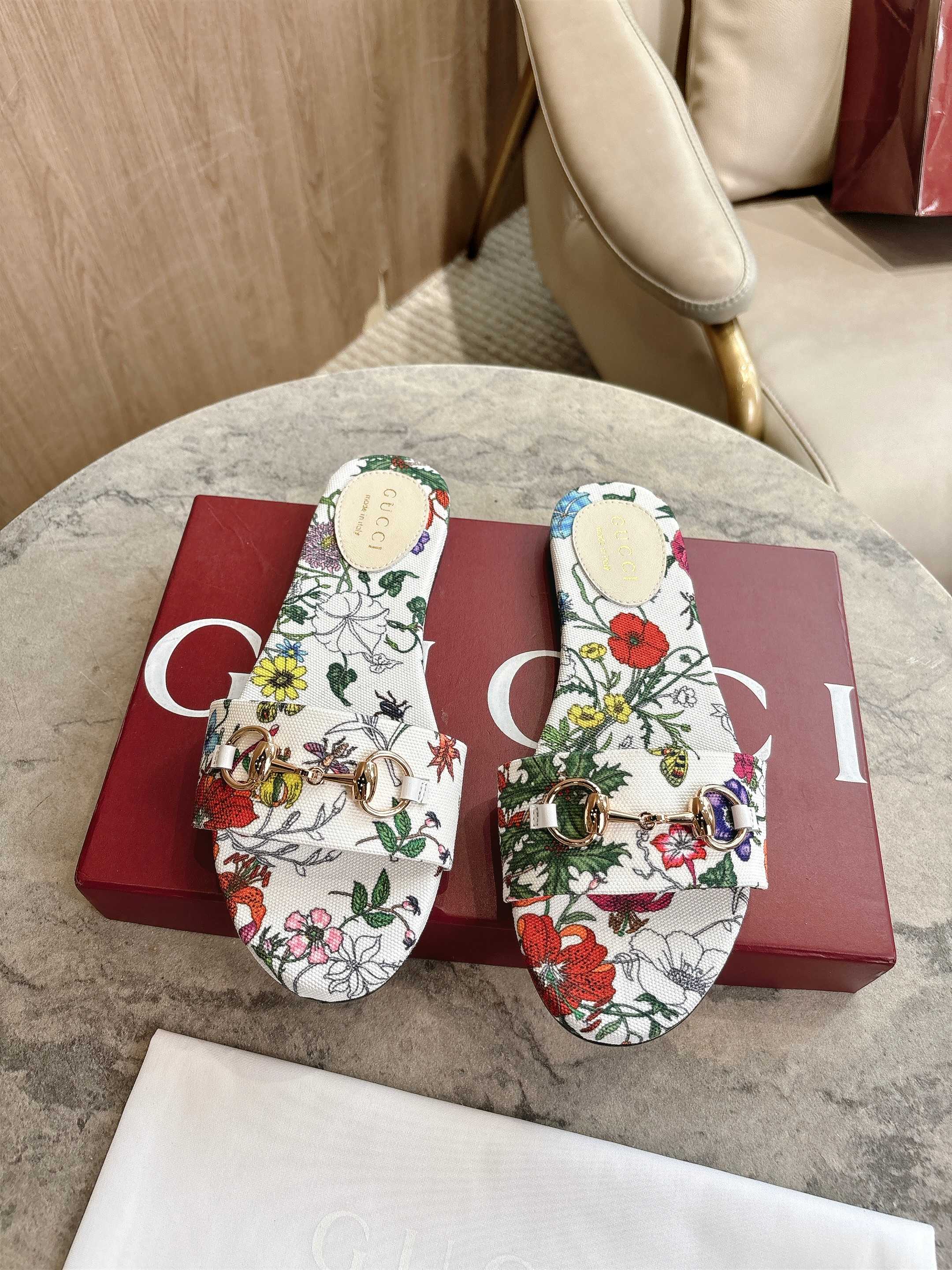 NO:476872,8023-3 White Flower (35-42) This sandal is made of floral printed canvas, embellishing the details of light gold tones of horse bits; exquisite fabrics and classic patterns are combined to inject a touch of exquisiteness into the warm sunset. White and multi-color floral printed canvas Light gold tones accessories Horse bits Leather soles Flat soles, slippers198609098023-3 白花（35-42）这款凉拖以花卉印花帆布匠心打造,缀饰浅金色调马衔扣细节；精致面料与典藏图案共冶一炉,为暖日造型注入一抹精致感. 白色和多色饰花卉印花帆布 浅金色调配件 马衔扣 皮革鞋底 平底,拖鞋,slippers,Women's Shoes