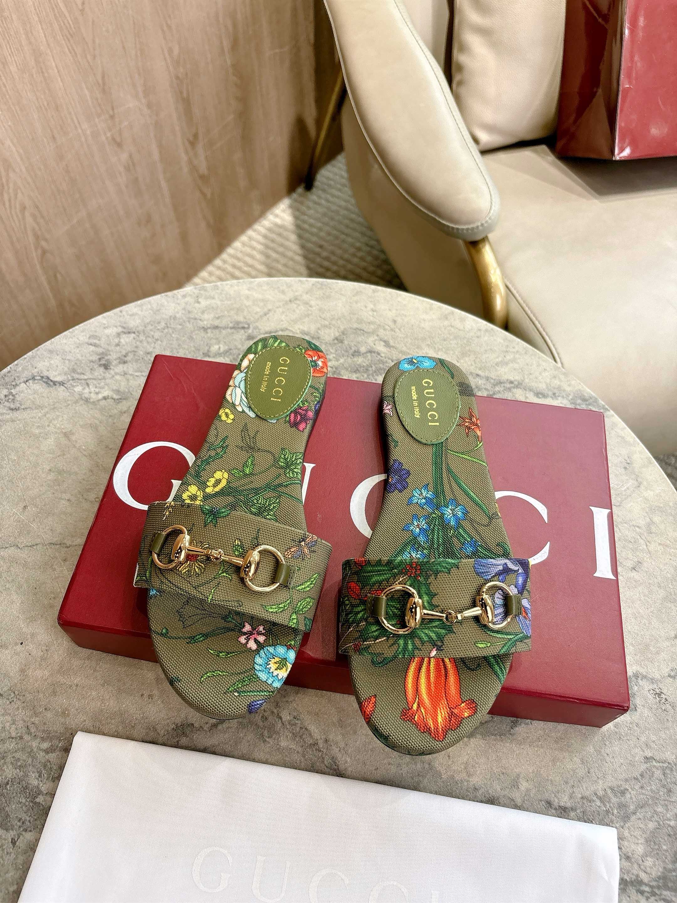 NO:476878,8023-3 Green Flowers (35-42) This sandal is made of floral printed canvas, embellishing the details of light gold tones of horse bits; exquisite fabrics and classic patterns are combined to inject a touch of exquisiteness into the warm sunset. White and multi-color floral printed canvas Light gold tones accessories Horse bits Leather soles Flat soles, slippers198609098023-3 绿花（35-42）这款凉拖以花卉印花帆布匠心打造,缀饰浅金色调马衔扣细节；精致面料与典藏图案共冶一炉,为暖日造型注入一抹精致感. 白色和多色饰花卉印花帆布 浅金色调配件 马衔扣 皮革鞋底 平底,拖鞋,slippers,Women's Shoes