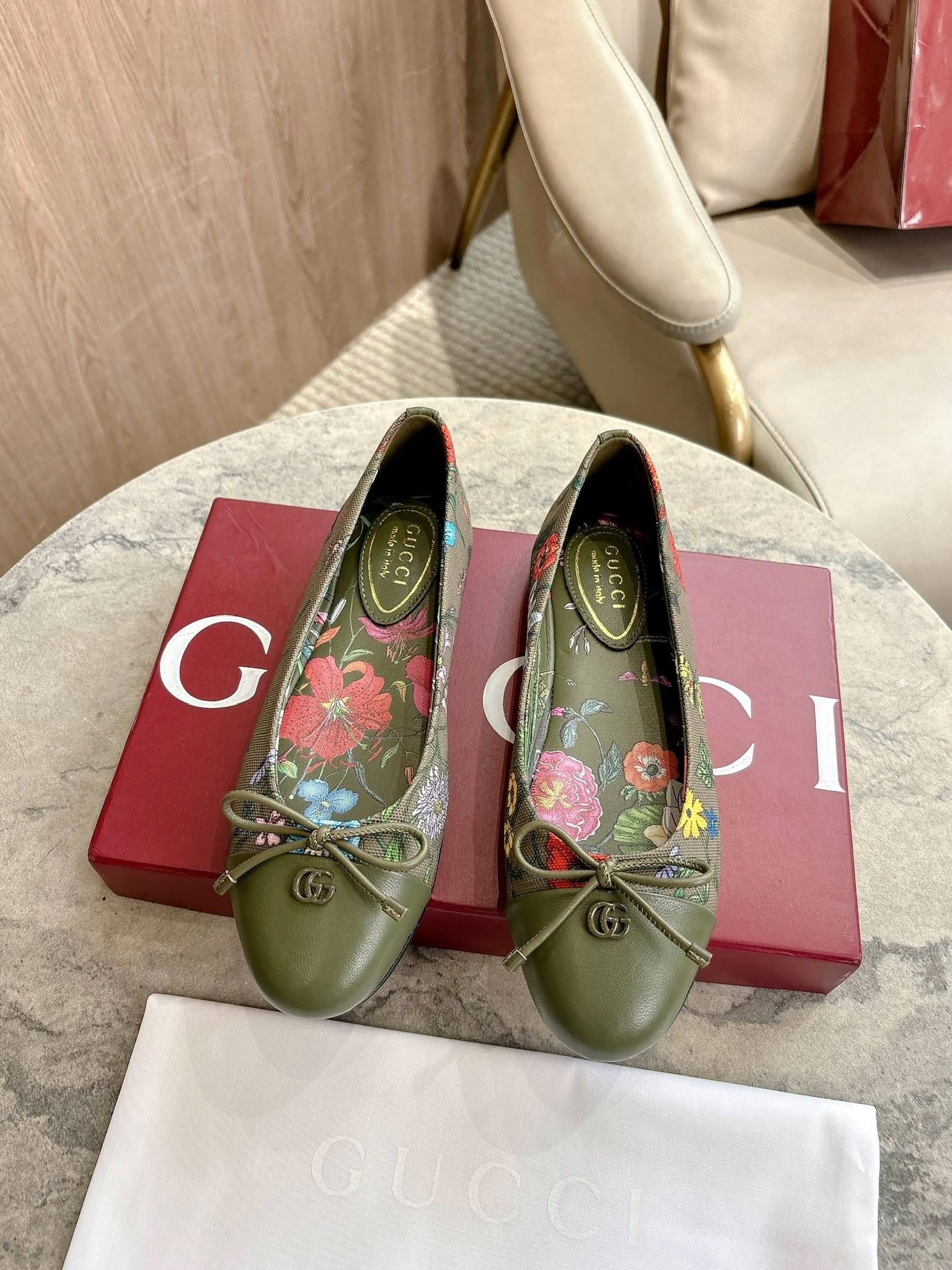 NO:476707,1054-1 Green Flower (35-42) brand collection of floral prints encounter novel tones and gradient effects, injecting romantic style into the early autumn series. On this item, this exquisite print is full of colorful colors, complementing the canvas material, double G logo, and bow details. Dark green canvas, leather piping, whole body floral print, quilted leather insole, enamel double G-decorated bow leather toe, leather sole, equipped with dust bag, flat sole, single shoes198609091054-1 绿花（35-42）品牌典藏花卉印花邂逅新颖色调与渐变效果,为年早秋系列注入浪漫风情.在这款单品上,此精美印花尽绽华彩,与帆布材质、双G标识、蝴蝶结细节相得益彰. 深绿色帆布 皮革滚边 通体花卉印花 绗缝皮革内底 珐琅双G 饰蝴蝶结皮革鞋头 皮革鞋底 附赠配套防尘袋 平底,单鞋,Women's Shoes