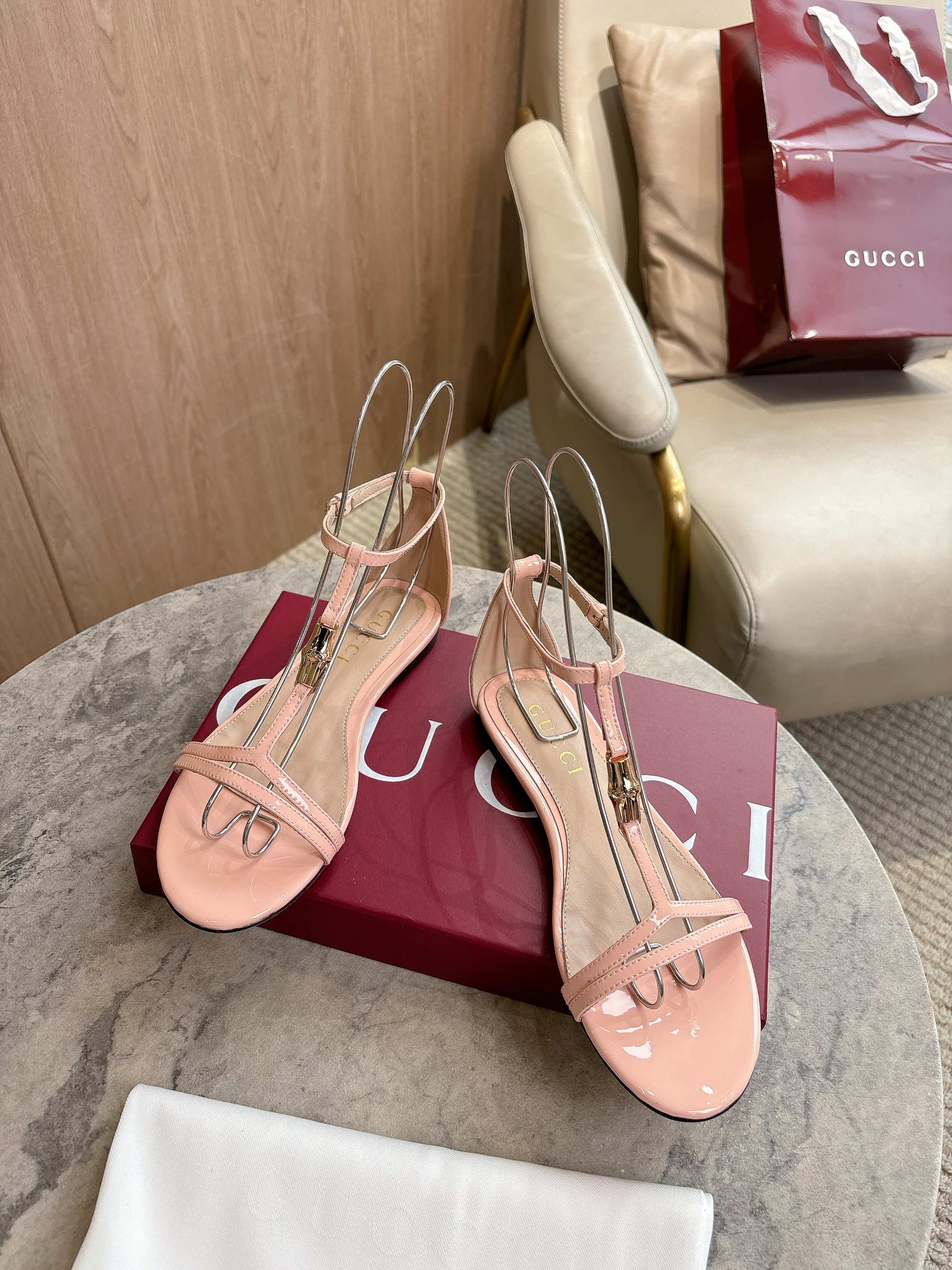 NO:476611,8023-5 Pink (35-43) These simple and neat toe sandals are made of exquisite and soft cowhide leather, and are ingeniously integrated with silver-toned metal bamboo joints. The iconic pattern can be traced back to the early days of the brand, bringing a touch of classic meaning to the shoe model. Pink cowhide leather Women's Gold tone accessories Metal bamboo joints Details Cowhide soles Flat soles, sandals, sandals, cowhide198609098023-5 粉（35-43）这些简约利落的夹趾凉鞋以精致且柔软的牛皮革打造,匠心融蕴银色调金属竹节造型配饰.该标志性图案可回溯至品牌创立初期,为该鞋款汇入一抹经典意蕴. 粉色牛皮革 女士 金色调配件 金属竹节细节 牛皮革鞋底 平底,凉鞋,sandals,cowhide,Women's Shoes