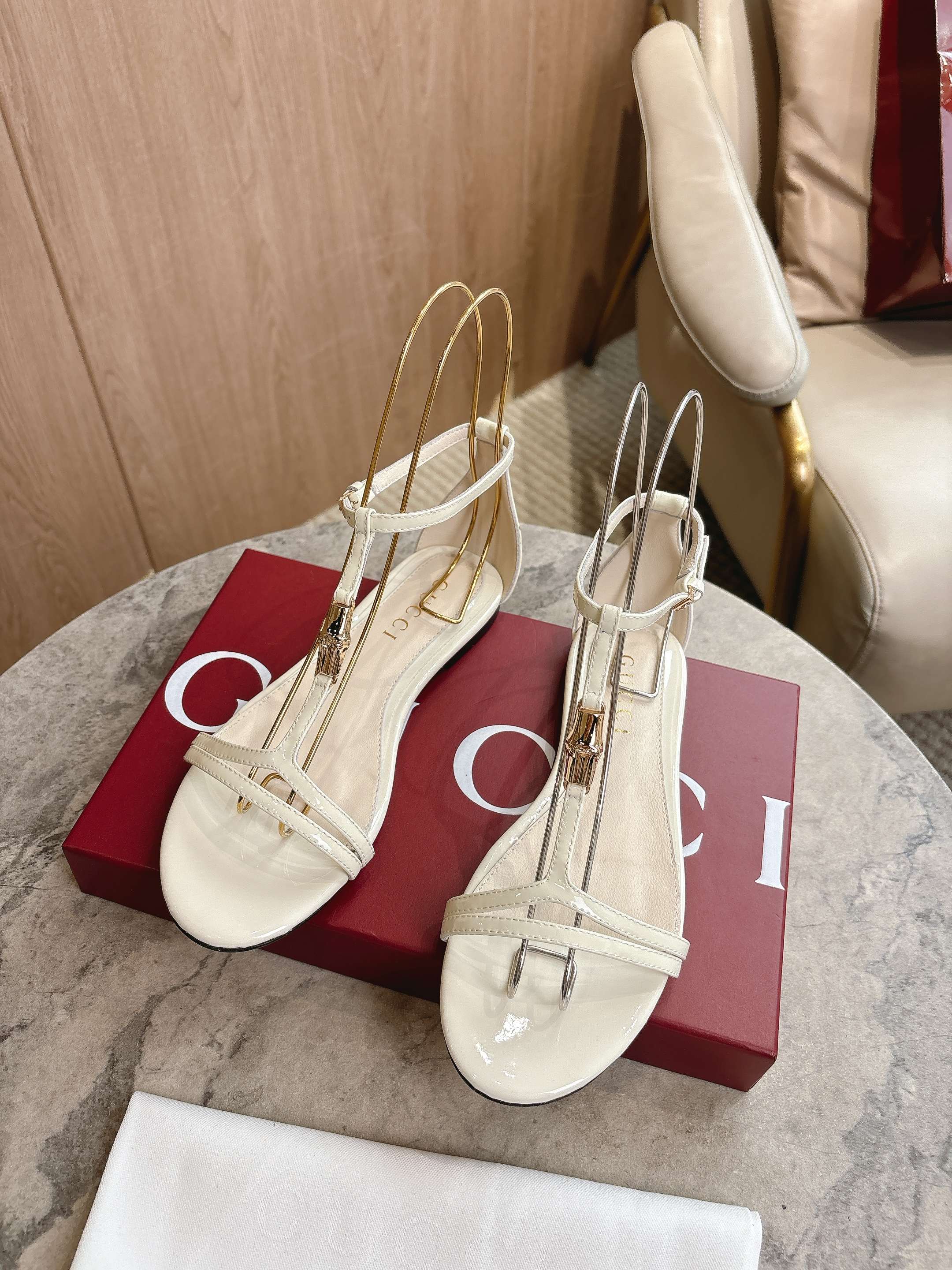 NO:476622,8023-5 White (35-43) These simple and neat toe sandals are made of exquisite and soft cowhide leather, and are ingeniously integrated with silver-toned metal bamboo joints. The iconic pattern can be traced back to the early days of the brand, bringing a touch of classic meaning to the shoe model. Off-white cowhide leather Women's Gold tone accessories Metal bamboo joints Details Cowhide soles Flat soles, sandals, sandals, cowhide198609098023-5 白（35-43）这些简约利落的夹趾凉鞋以精致且柔软的牛皮革打造,匠心融蕴银色调金属竹节造型配饰.该标志性图案可回溯至品牌创立初期,为该鞋款汇入一抹经典意蕴. 米白色牛皮革 女士 金色调配件 金属竹节细节 牛皮革鞋底 平底,凉鞋,sandals,cowhide,Women's Shoes