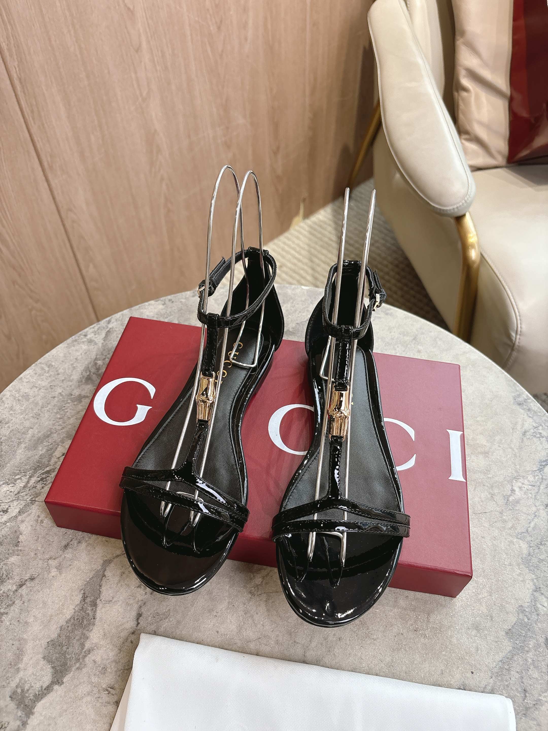 NO:476630,8023-5 Black (35-43) These simple and neat toe sandals are made of exquisite and soft cowhide leather, and are ingeniously integrated with silver-toned metal bamboo joints. The iconic pattern can be traced back to the early days of the brand, bringing a touch of classic meaning to the shoe model. Black cowhide Women's Gold tone accessories Metal bamboo joints Details Cowhide soles Flat soles, sandals, sandals, cowhide198609098023-5 黑（35-43）这些简约利落的夹趾凉鞋以精致且柔软的牛皮革打造,匠心融蕴银色调金属竹节造型配饰.该标志性图案可回溯至品牌创立初期,为该鞋款汇入一抹经典意蕴. 黑色牛皮革 女士 金色调配件 金属竹节细节 牛皮革鞋底 平底,凉鞋,sandals,cowhide,Women's Shoes