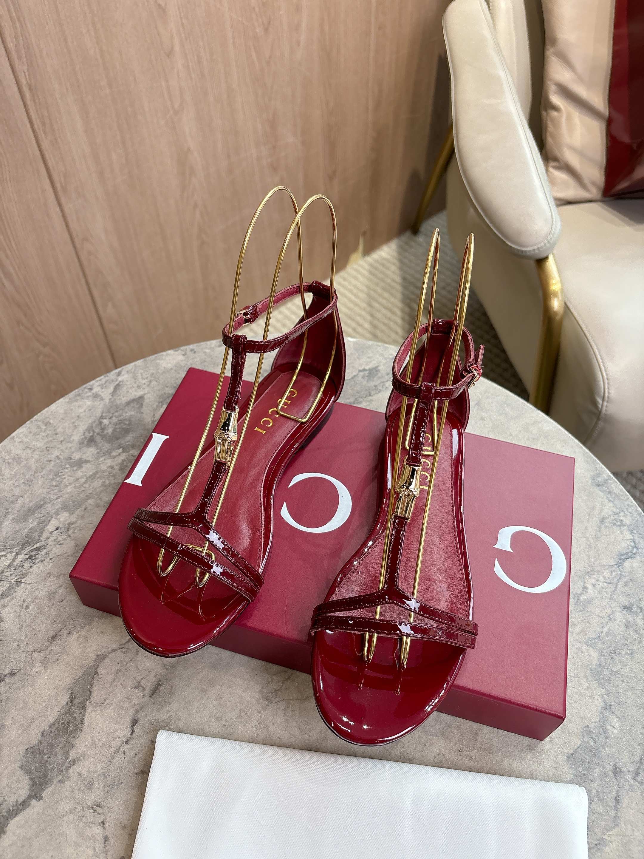 NO:476637,8023-5 Burgundy (35-43) These simple and neat toe sandals are made of exquisite and soft cowhide leather, and are ingeniously integrated with silver-toned metal bamboo joints. The iconic pattern can be traced back to the early days of the brand, bringing a touch of classic meaning to the shoe model. Gucci Angora Red Cot Leather Women's Gold Tone Accessories Metal Bamboo Details Cowhide Soles Flat Soles, Sandals, gucci, sandals, cowhide198609098023-5 酒红（35-43）这些简约利落的夹趾凉鞋以精致且柔软的牛皮革打造,匠心融蕴银色调金属竹节造型配饰.该标志性图案可回溯至品牌创立初期,为该鞋款汇入一抹经典意蕴. 古驰安哥拉红牛皮革 女士 金色调配件 金属竹节细节 牛皮革鞋底 平底,凉鞋,gucci,sandals,cowhide,Women's Shoes