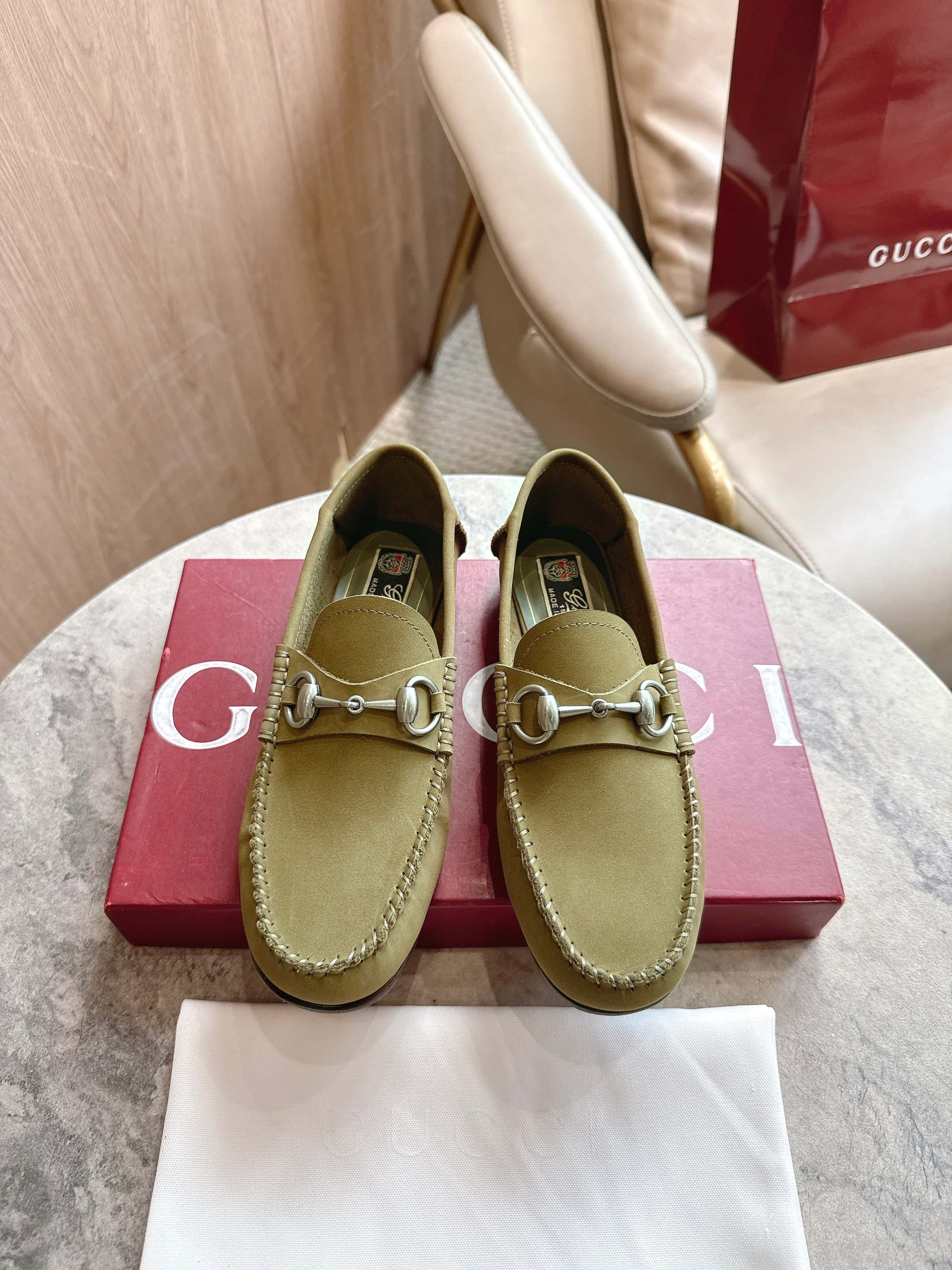 NO:476734,5541-1 Green (35-42) This loafer is made with soft and exquisite suede material, adding a bright and eye-catching masterpiece to the brand's classic shoes. This lightweight material fits the feet flexibly, bringing a high-quality and comfortable feel. It is cleverly integrated into classic horse buckle accessories, paying tribute to Gucci's deep equestrian heritage. Green suede material Women's Silver accessories Horse buckle Insole with enhanced cushioning Flexible cowhide sole Flat heel height 1.5 cm, single shoes, gucci, loafers, cowhide198609095541-1 绿（35-42）这款乐福鞋以柔软精致的绒面材质匠心打造,为品牌经典鞋款再添亮眼力作.这种轻质材料可贴合双足灵活弯折,带来上乘舒适脚感.巧妙融入经典马衔扣配件,向Gucci积淀深厚的马术传承致敬. 绿色绒面材质 女士 银色调配件 马衔扣 内底带增强缓震层 柔韧牛皮革鞋底 平底 跟高1.5厘米,单鞋,gucci,loafers,cowhide,Women's Shoes