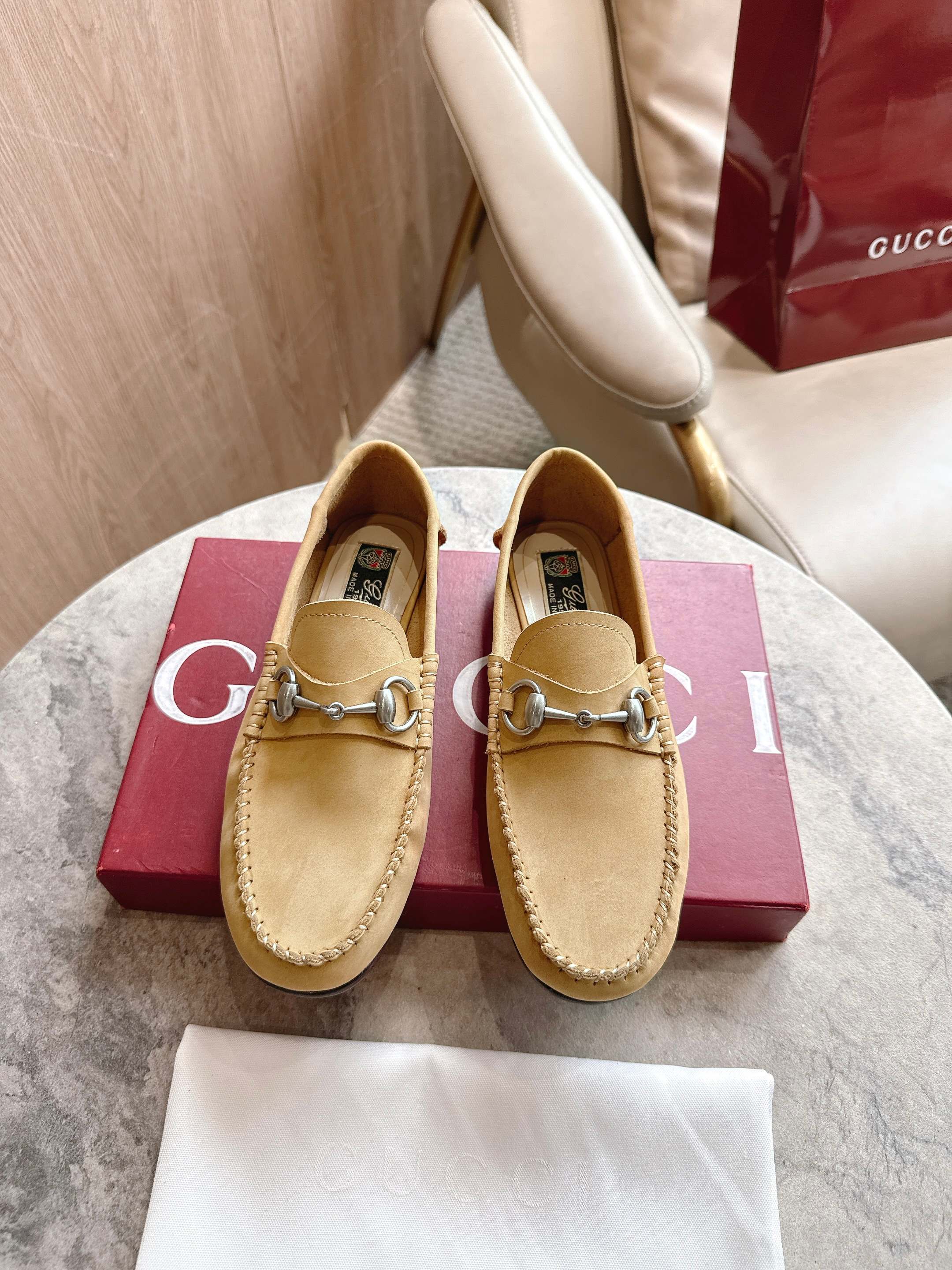 NO:476740,5541-1 Khaki (35-42) This loafer is made with soft and exquisite suede material, adding a bright and eye-catching masterpiece to the brand's classic shoes. This lightweight material fits the feet flexibly, bringing a high-quality and comfortable feel. It is cleverly integrated into classic horse buckle accessories, paying tribute to Gucci's deep equestrian heritage. Khaki suede material Women's Silver accessories Horse buckle Insole with enhanced cushioning Flexible cowhide sole Flat heel height 1.5 cm, single shoes, gucci, loafers, cowhide198609095541-1 卡其（35-42）这款乐福鞋以柔软精致的绒面材质匠心打造,为品牌经典鞋款再添亮眼力作.这种轻质材料可贴合双足灵活弯折,带来上乘舒适脚感.巧妙融入经典马衔扣配件,向Gucci积淀深厚的马术传承致敬. 卡其色绒面材质 女士 银色调配件 马衔扣 内底带增强缓震层 柔韧牛皮革鞋底 平底 跟高1.5厘米,单鞋,gucci,loafers,cowhide,Women's Shoes