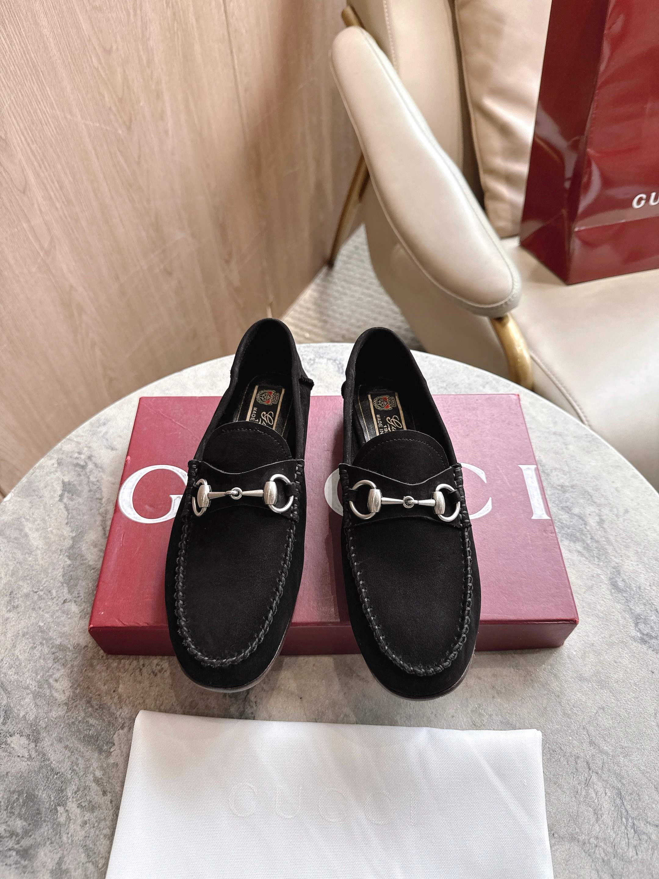 NO:476746,5541-1 Black (35-42) This loafer is made with soft and exquisite suede material, adding a bright and eye-catching masterpiece to the brand's classic shoes. This lightweight material fits the feet flexibly, bringing a high-quality and comfortable feel. It is cleverly integrated into classic horse buckle accessories, paying tribute to Gucci's deep equestrian heritage. Black suede material Women's Silver accessories Horse buckle Insole with enhanced cushioning Flexible cowhide sole Flat heel height 1.5 cm, single shoes, gucci, loafers, cowhide198609095541-1 黑（35-42）这款乐福鞋以柔软精致的绒面材质匠心打造,为品牌经典鞋款再添亮眼力作.这种轻质材料可贴合双足灵活弯折,带来上乘舒适脚感.巧妙融入经典马衔扣配件,向Gucci积淀深厚的马术传承致敬. 黑色绒面材质 女士 银色调配件 马衔扣 内底带增强缓震层 柔韧牛皮革鞋底 平底 跟高1.5厘米,单鞋,gucci,loafers,cowhide,Women's Shoes