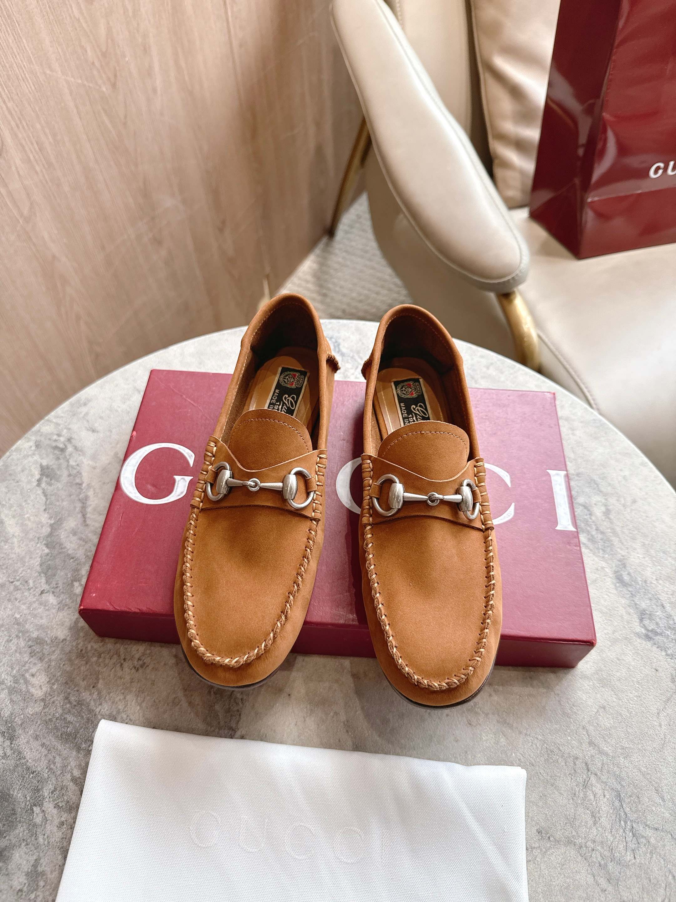 NO:476749,5541-1 Brown (35-42) This loafer is made with soft and exquisite suede material, adding a bright and eye-catching masterpiece to the brand's classic shoes. This lightweight material fits the feet flexibly, bringing a premium and comfortable feel. It is cleverly integrated into classic horse buckle accessories, paying tribute to Gucci's deep equestrian heritage. Brown suede material Women's Silver accessories Horse buckle Insole with enhanced cushioning Flexible cowhide sole Flat heel height 1.5 cm, single shoes, gucci, loafers, cowhide198609095541-1 棕（35-42）这款乐福鞋以柔软精致的绒面材质匠心打造,为品牌经典鞋款再添亮眼力作.这种轻质材料可贴合双足灵活弯折,带来上乘舒适脚感.巧妙融入经典马衔扣配件,向Gucci积淀深厚的马术传承致敬. 棕色绒面材质 女士 银色调配件 马衔扣 内底带增强缓震层 柔韧牛皮革鞋底 平底 跟高1.5厘米,单鞋,gucci,loafers,cowhide,Women's Shoes