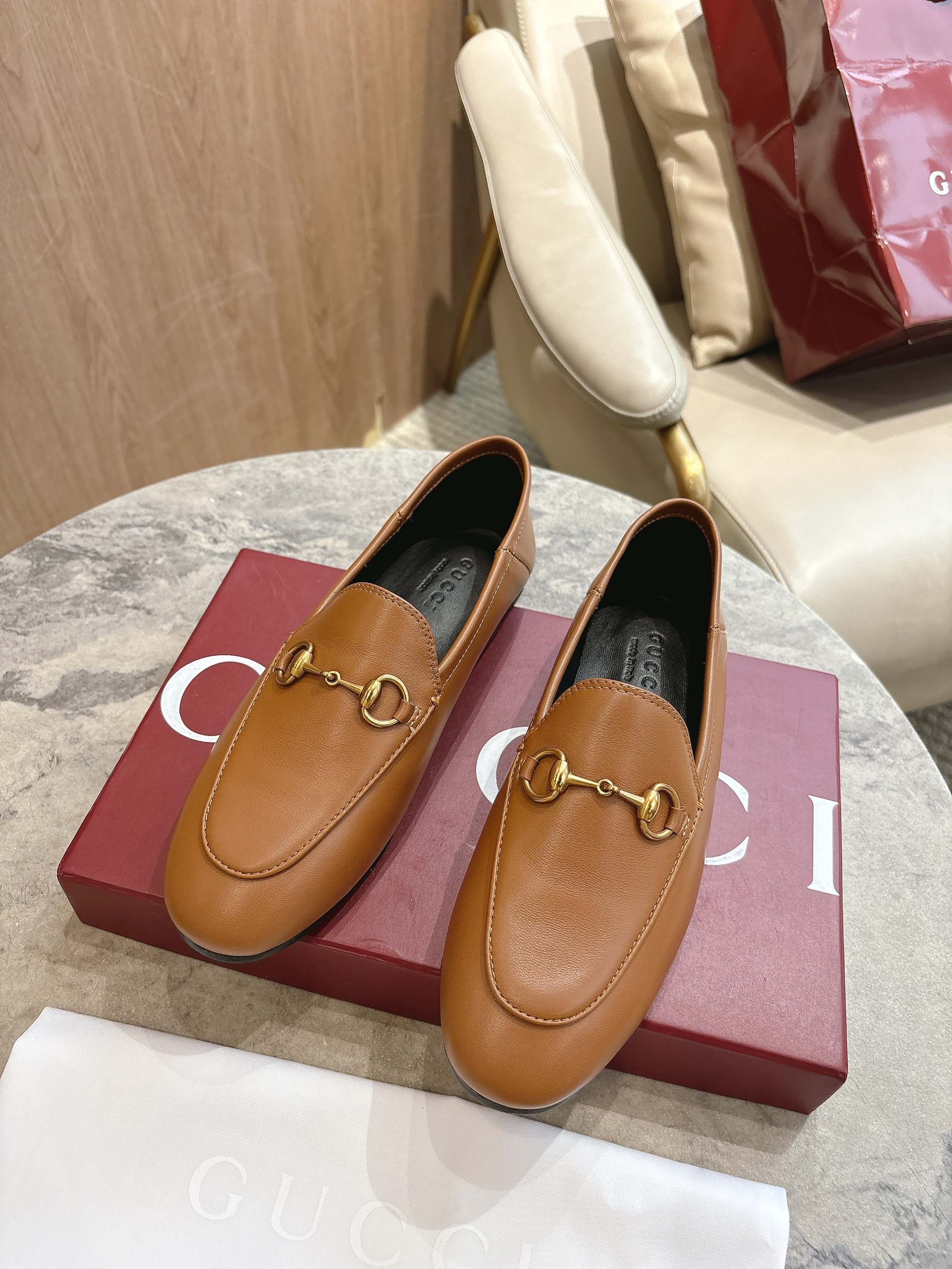 NO:476756,1819-5 Brown (35-42) This flat-heeled loafer is carefully crafted from soft and durable sheepskin leather. The back of the shoe is specially designed to fold into slippers. Brown sheepskin sheepskin lining horse tie details Slim shape Sheepskin sole Flat sole 1 cm high, single shoes, loafers, slippers, sheepskin198609091819-5 棕（35-42）此款平跟乐福鞋采用柔软且结实耐用的羊皮革精心打造,鞋后部经过特别设计,可折入作拖鞋穿着. 棕色羊皮革 羊皮革衬里 马衔扣细节 造型纤细 羊皮革鞋底 平底 1厘米高,单鞋,loafers,slippers,sheepskin,Women's Shoes