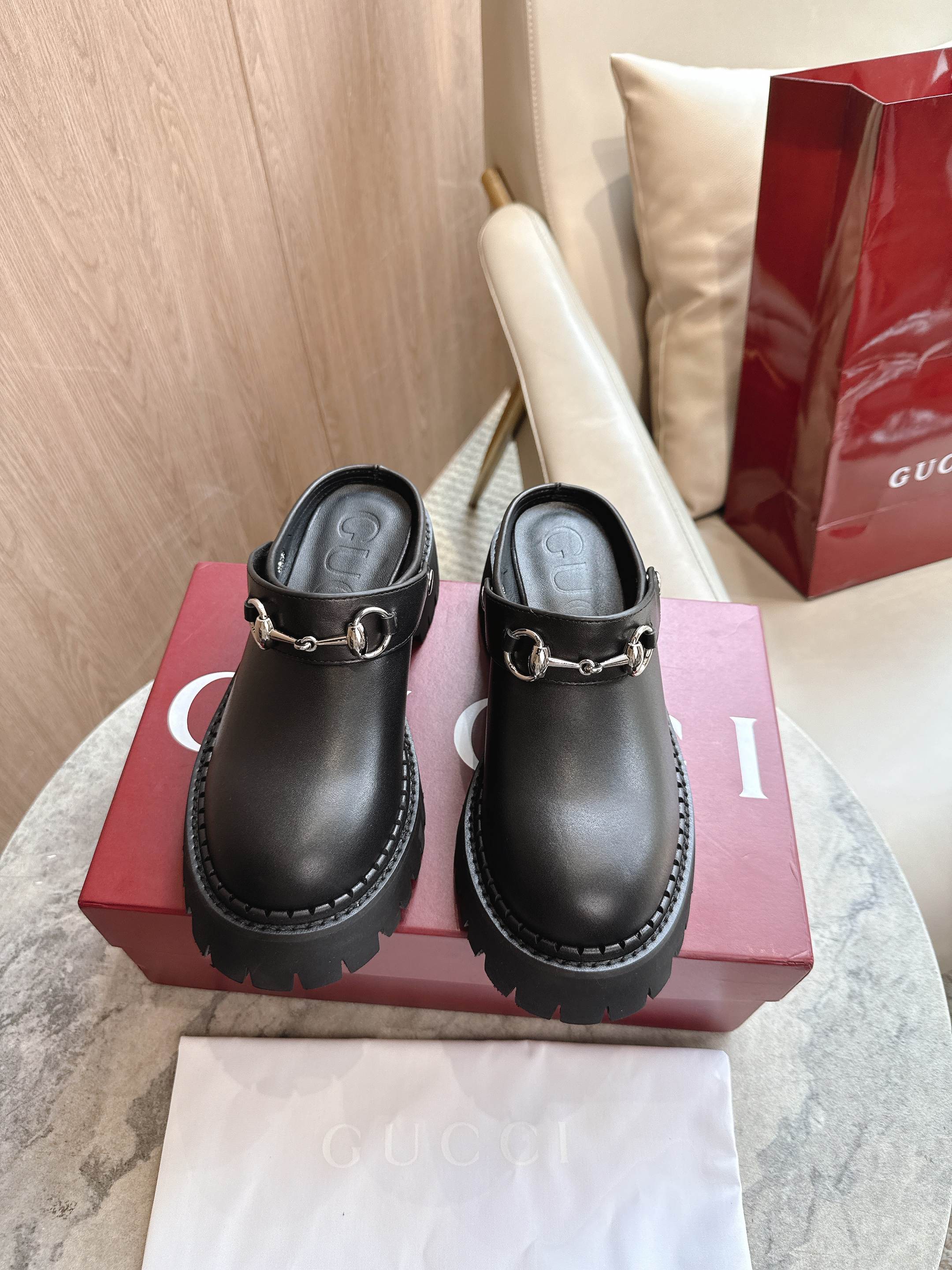 NO:476809,731-1 Black (35-41) As a tribute to the origin of the brand's equestrian, the horse bits have been baptized by time, integrating the rich historical heritage with modern fashion style. This women's mules is made of soft black cowhide. Black cowhide silver accessories Horse bits Rubber grooved sole Medium heel Heel Heel Heel Heel, semi-torque, cowhide19860909731-1 黑（35-41）作为对品牌马术本源的致敬之作,马衔扣历经时间洗礼后,将厚重历史底蕴与现代时尚型格融为一体.这款女士穆勒鞋采用柔软黑色牛皮革匠心打造. 黑色牛皮革 银色调配件 马衔扣 橡胶沟纹鞋底 中跟 高度5厘米,半拖,cowhide,Women's Shoes