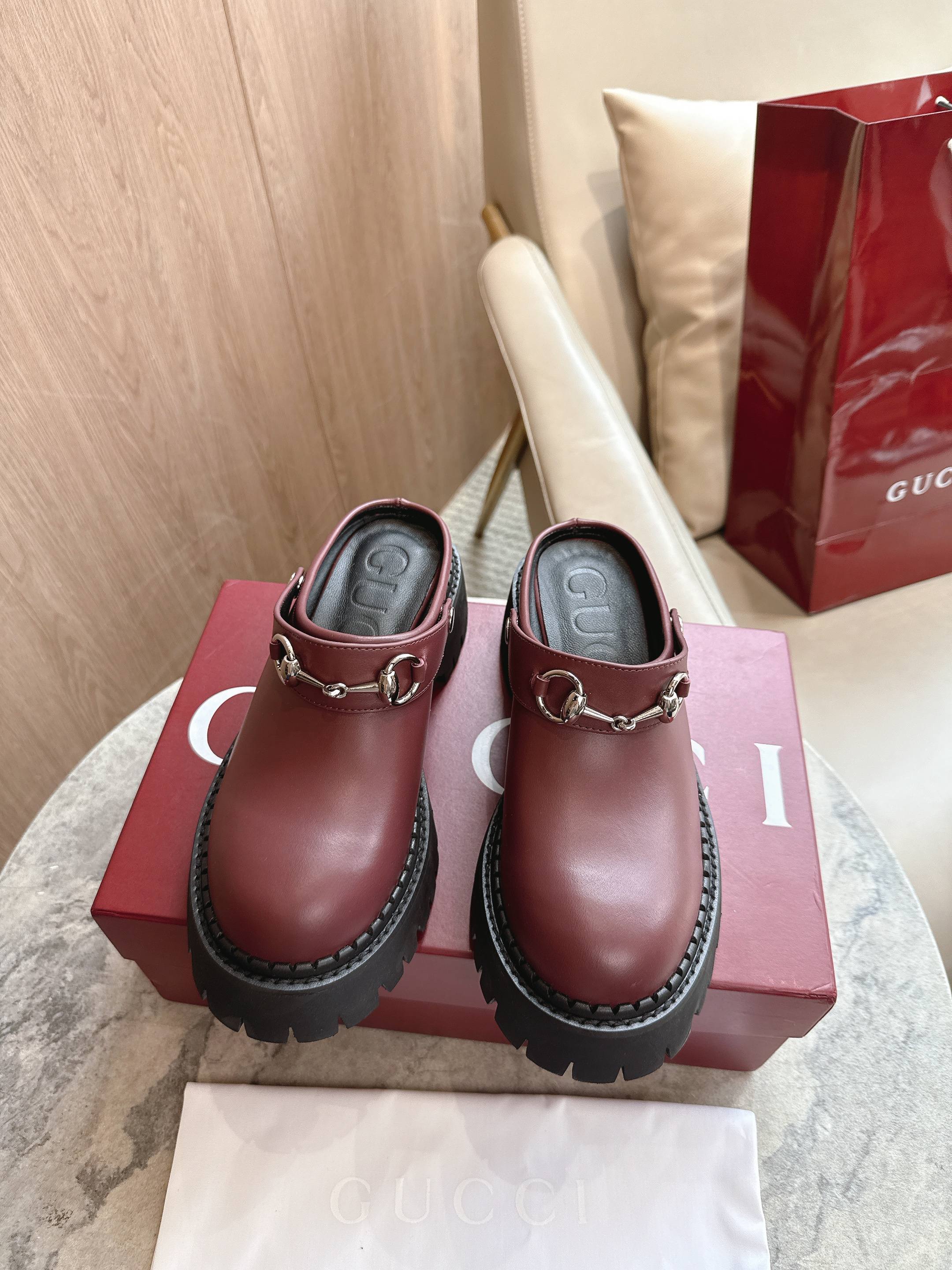 NO:476818,731-1 Burgundy (35-41) is a tribute to the origin of the brand's equestrian. After the baptism of time, the horse bits combine the rich historical heritage with the modern fashion style. This women's mules shoes are made of soft black cowhide. Burgundy cowhide silver accessories Horse bits rubber grooved sole Medium heel Heel Heel Heel Heel, semi-torque, cowhide19860909731-1 酒红（35-41）作为对品牌马术本源的致敬之作,马衔扣历经时间洗礼后,将厚重历史底蕴与现代时尚型格融为一体.这款女士穆勒鞋采用柔软黑色牛皮革匠心打造. 酒红色牛皮革 银色调配件 马衔扣 橡胶沟纹鞋底 中跟 高度5厘米,半拖,cowhide,Women's Shoes