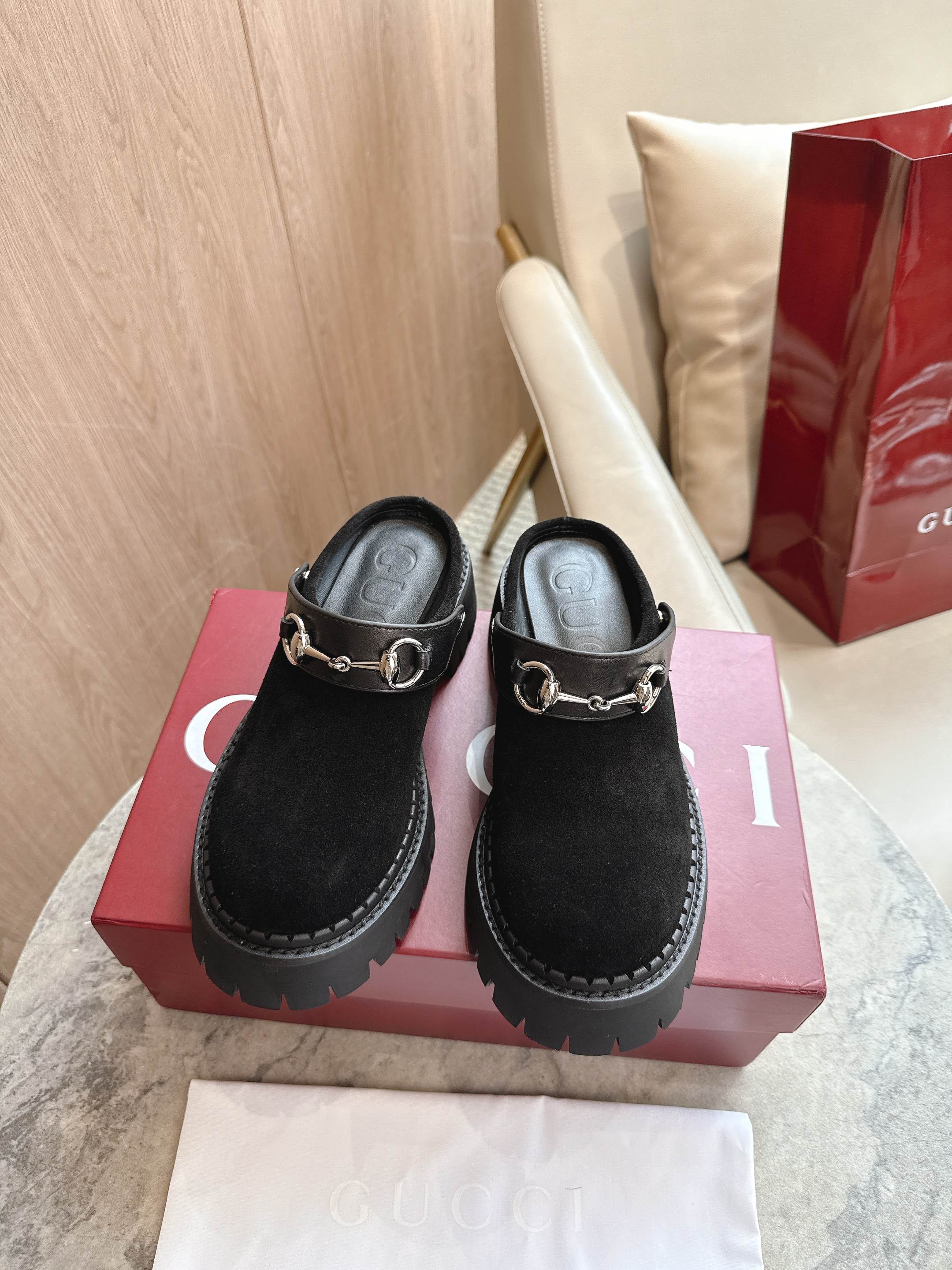 NO:476827,731-3 Black (35-41) As a tribute to the origin of the brand’s equestrian, the horse bits have been baptized by time, integrating the rich historical heritage with modern fashion style. This women’s mules is made of smooth suede material. Black suede material, silver accessories, horse bits, rubber grooved sole, medium heel, height 5 cm, half-drag19860909731-3 黑（35-41）作为对品牌马术本源的致敬之作,马衔扣历经时间洗礼后,将厚重历史底蕴与现代时尚型格融为一体.这款女士穆勒鞋采用光滑绒面材质匠心打造. 黑色绒面材质 银色调配件 马衔扣 橡胶沟纹鞋底 中跟 高度5厘米,半拖,Women's Shoes