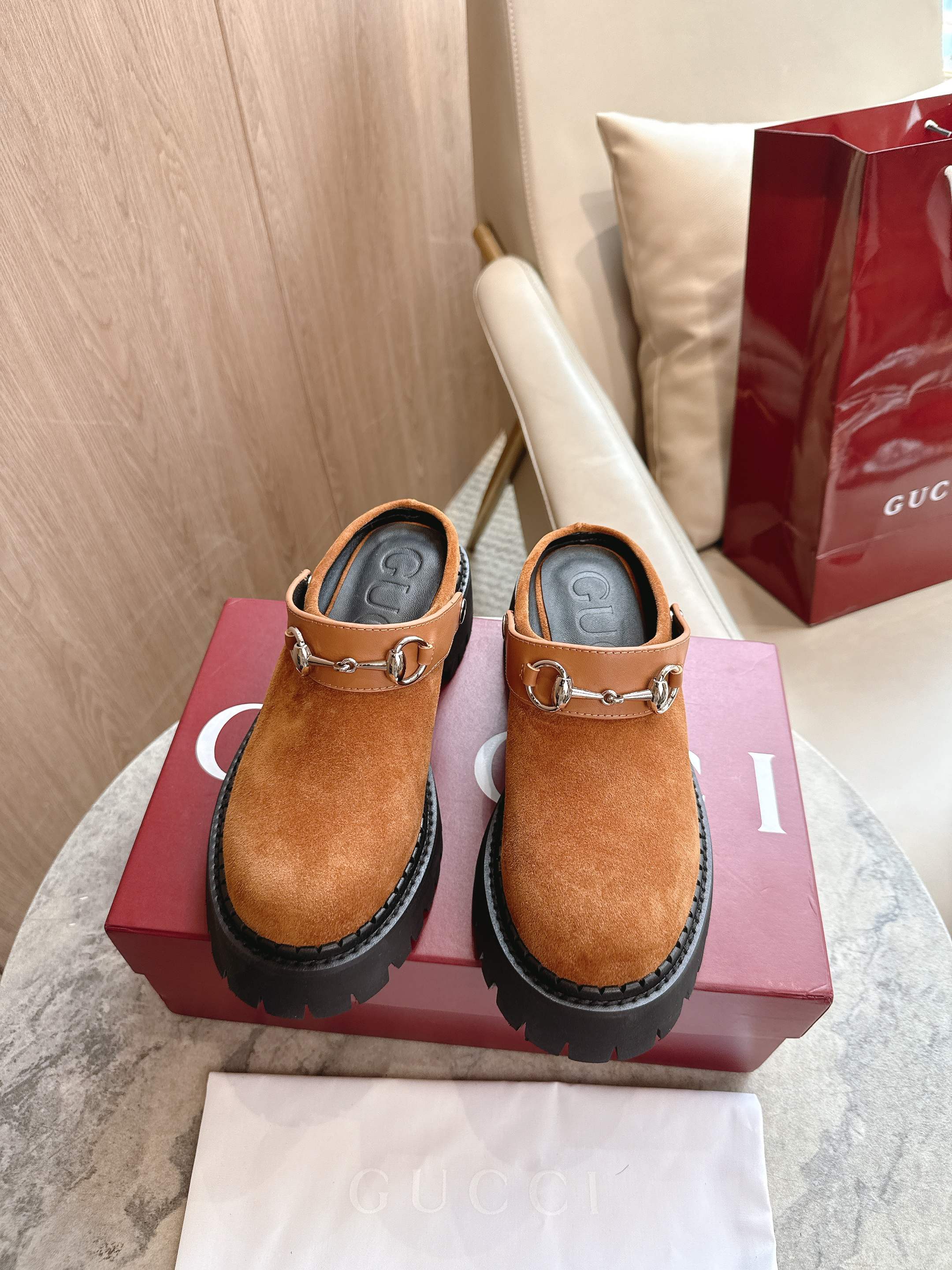 NO:476834,731-3 Brown (35-41) As a tribute to the origin of the brand’s equestrian, the horse bits have been baptized by time, integrating the rich historical heritage with modern fashion style. This women’s mules is made of smooth suede material. Brown suede material, silver accessories, horse bits, rubber grooved sole, medium heel, height 5 cm, half-drag19860909731-3 棕（35-41）作为对品牌马术本源的致敬之作,马衔扣历经时间洗礼后,将厚重历史底蕴与现代时尚型格融为一体.这款女士穆勒鞋采用光滑绒面材质匠心打造. 棕色绒面材质 银色调配件 马衔扣 橡胶沟纹鞋底 中跟 高度5厘米,半拖,Women's Shoes