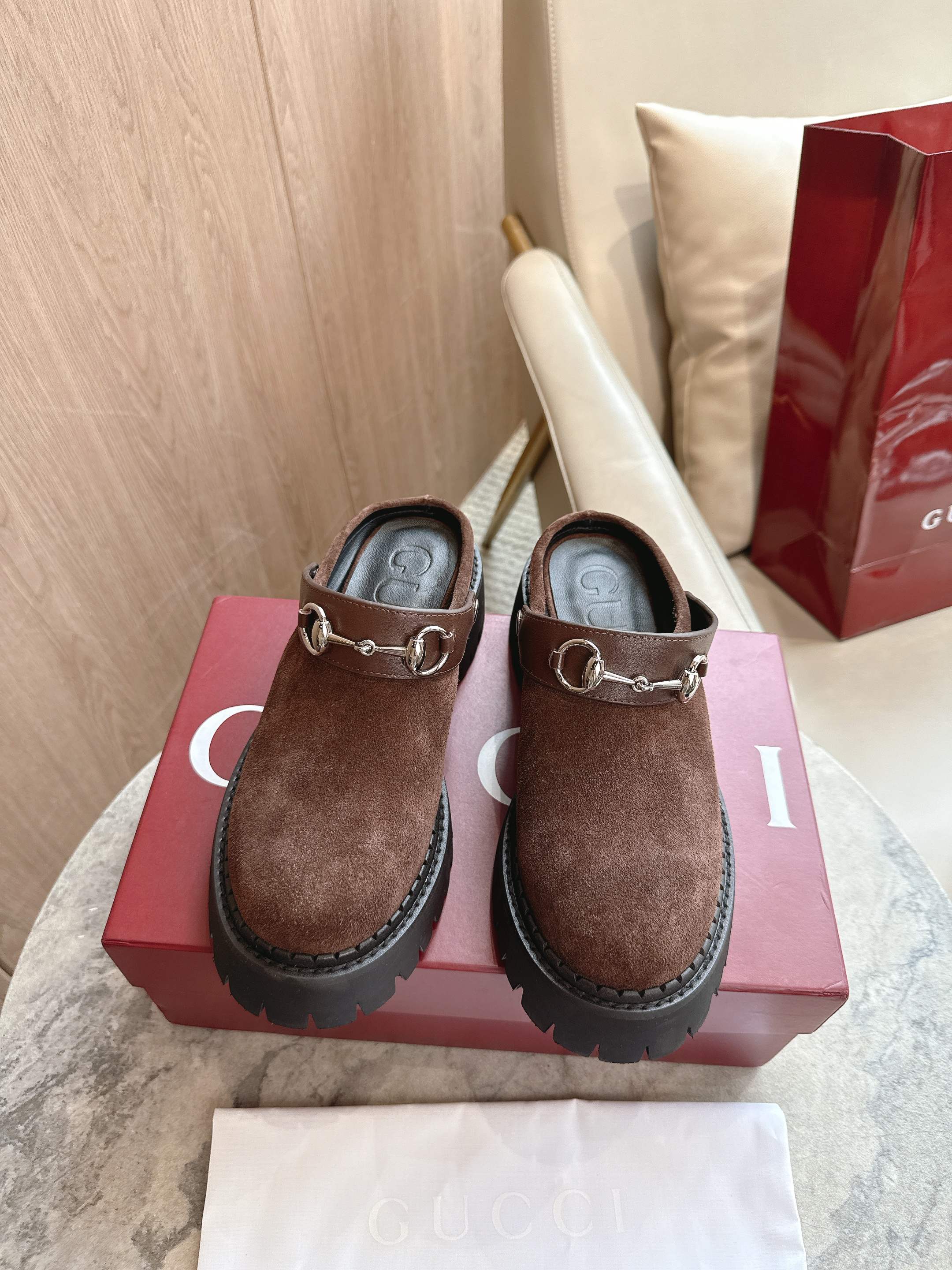 NO:476842,731-3 Coffee (35-41) As a tribute to the origin of the brand’s equestrian, the horse bite has been baptized by time, integrating the rich historical heritage with modern fashion style. This women’s mules is made of smooth suede material. Coffee suede material, silver accessories, horse bite, rubber grooved sole, medium heel, height 5 cm, half-drag19860909731-3 咖色（35-41）作为对品牌马术本源的致敬之作,马衔扣历经时间洗礼后,将厚重历史底蕴与现代时尚型格融为一体.这款女士穆勒鞋采用光滑绒面材质匠心打造. 咖色绒面材质 银色调配件 马衔扣 橡胶沟纹鞋底 中跟 高度5厘米,半拖,Women's Shoes