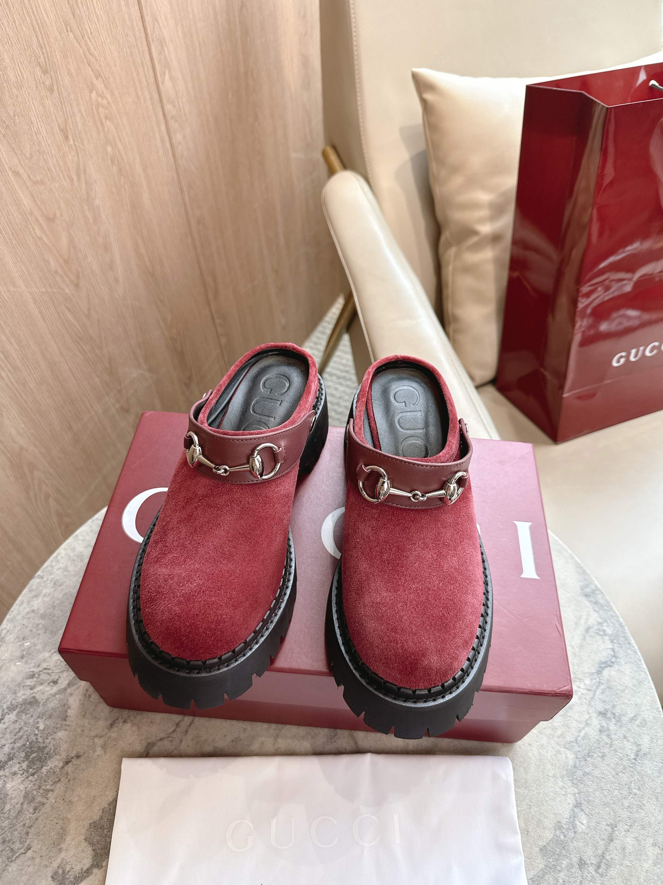 NO:476848,731-3 Burgundy (35-41) is a tribute to the origin of the brand's equestrian. After the horse buckle has been baptized by time, it integrates the rich historical heritage with the modern fashion style. This women's mules is made of smooth suede material. Burgundy suede material, silver-tone accessories, horse buckle, rubber grooved sole, medium heel, height 5 cm, half-drag19860909731-3 酒红（35-41）作为对品牌马术本源的致敬之作,马衔扣历经时间洗礼后,将厚重历史底蕴与现代时尚型格融为一体.这款女士穆勒鞋采用光滑绒面材质匠心打造. 酒红色绒面材质 银色调配件 马衔扣 橡胶沟纹鞋底 中跟 高度5厘米,半拖,Women's Shoes