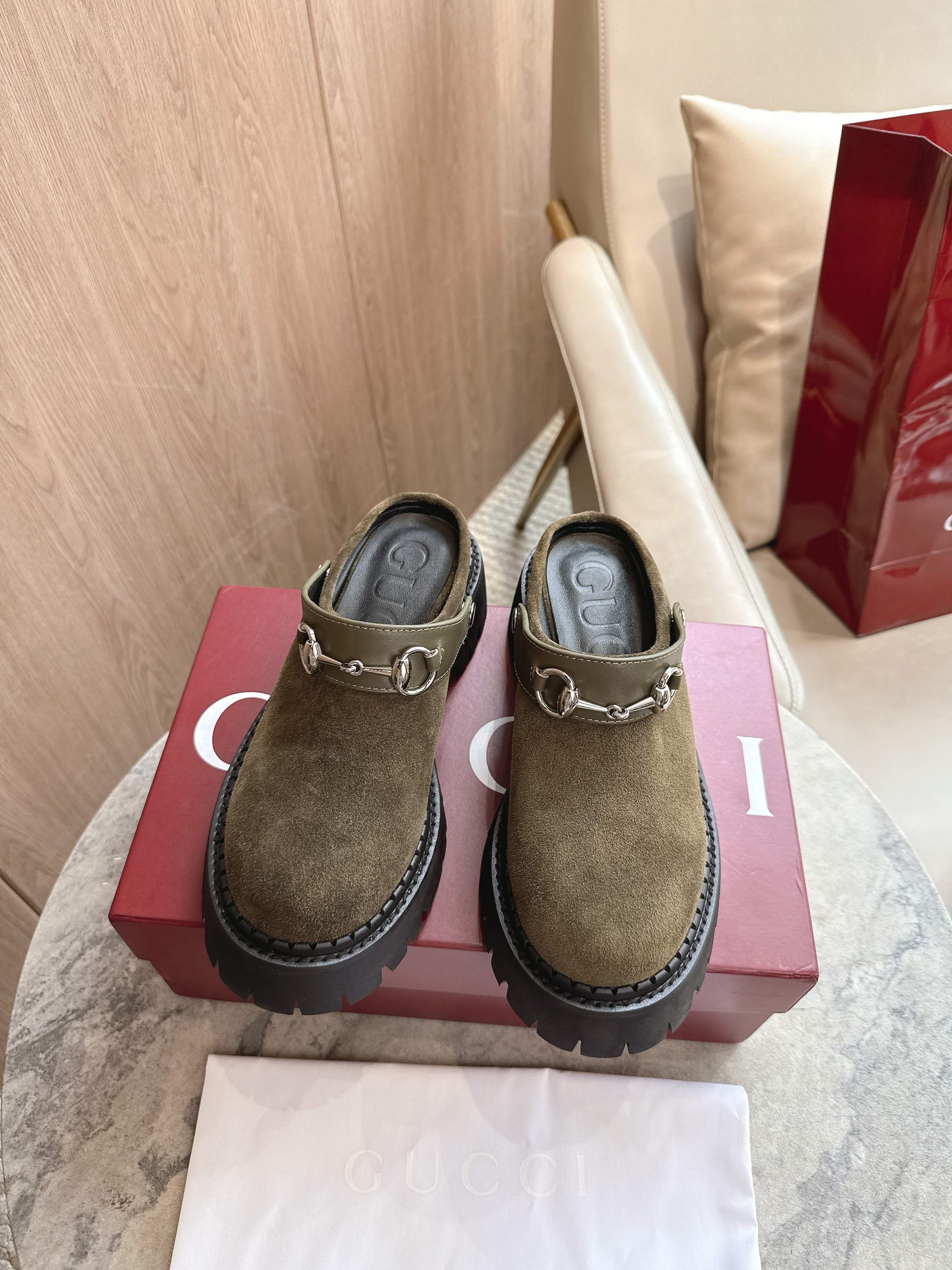 NO:476854,731-3 Green (35-41) is a tribute to the origin of the brand's equestrian. After the baptism of time, the horse bits combine the rich historical heritage with the modern fashion style. This women's mules is made of smooth suede material ingeniously. Military green suede material, silver accessories, horse bits, rubber grooved sole, medium heel, height 5 cm, half-drag19860909731-3 绿（35-41）作为对品牌马术本源的致敬之作,马衔扣历经时间洗礼后,将厚重历史底蕴与现代时尚型格融为一体.这款女士穆勒鞋采用光滑绒面材质匠心打造. 军绿色绒面材质 银色调配件 马衔扣 橡胶沟纹鞋底 中跟 高度5厘米,半拖,Women's Shoes