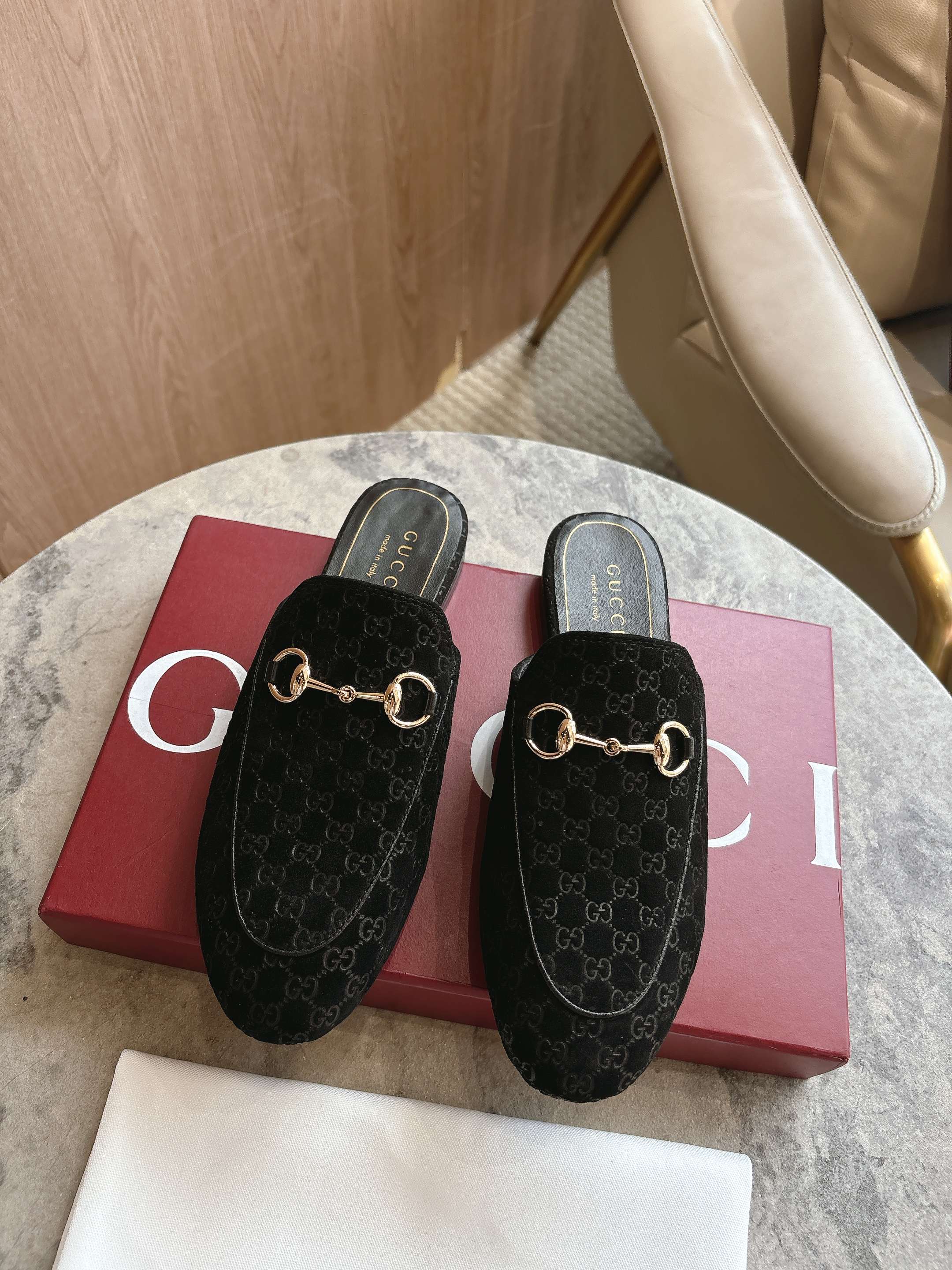 NO:476860,1803-10* Black (35-42) As an outstanding representative of Gucci design heritage, Jordaan series of horse-bit loafers vividly demonstrate classic elegance. This shoe uses the brand's iconic letter interwoven leather to create a timeless classic. The shoe is soft and has a delicate and smooth silhouette, showing everyday elegance. Black suede material for women, thread gold tone accessories, leather lining, horse-bit leather sole 1.5 cm, semi-torque, gucci, loafers198609091803-10* 黑（35-42）作为Gucci设计传承的杰出代表,Jordaan系列饰马衔扣乐福鞋生动彰显经典优雅格调.这款鞋履采用品牌标志性字母交织图案皮革,成就隽永经典.这款鞋履材质柔软,廓形精致流畅,彰显日常优雅风范. 黑色绒面材质 女士 线金色调配件 皮革衬里 马衔扣 皮革鞋底 高1.5厘米,半拖,gucci,loafers,Women's Shoes