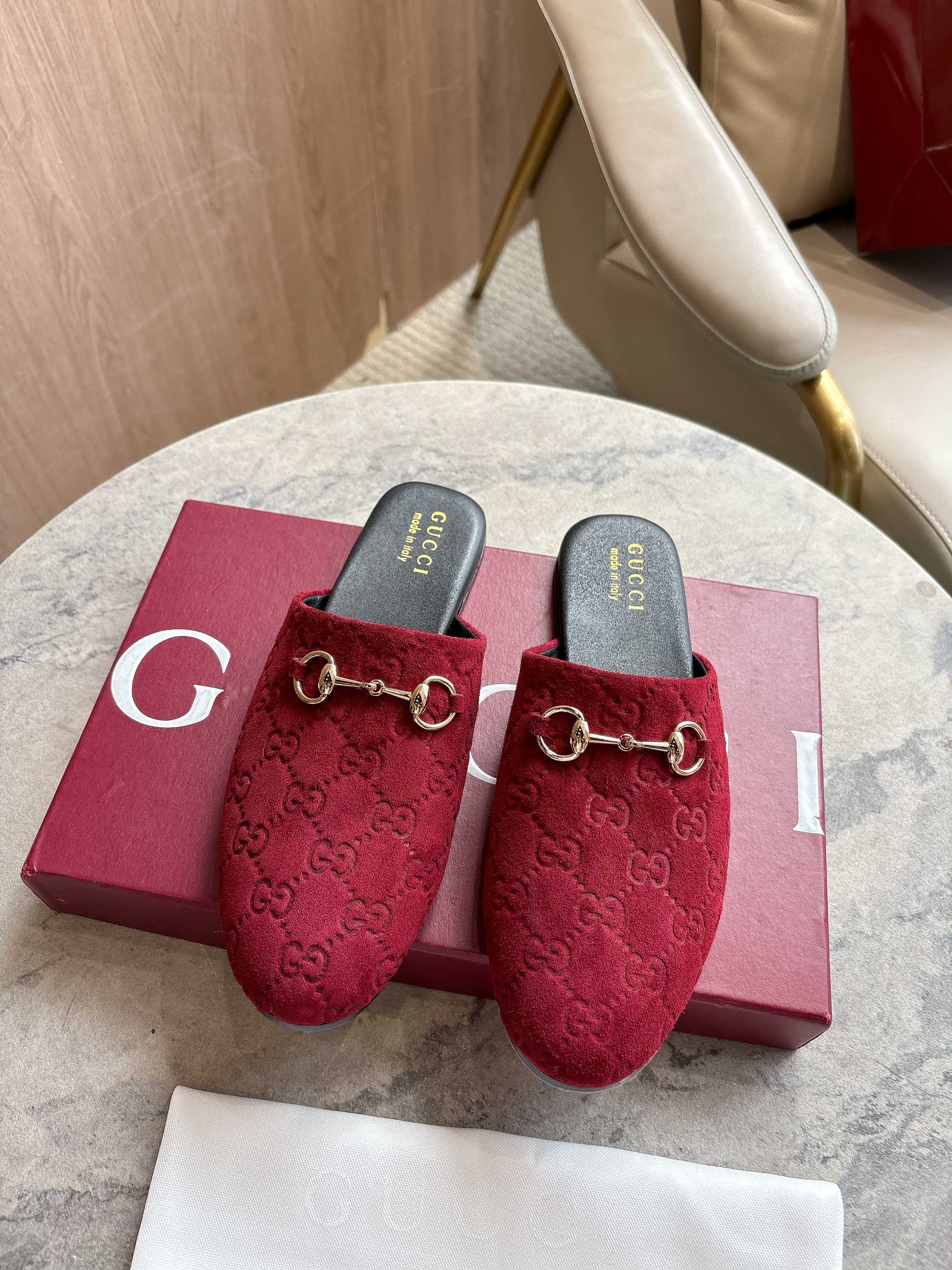 NO:476855,3669-10 Wine Red G (35-42) Autumn and Winter Series, the collection patterns continue to shine in Gucci's new series. The new series ingeniously presents horse buckle accessories, highlighting the brand's equestrian heritage. This men's mules are made of smooth suede material, and adds eye-catching details with light gold tones. Brown suede material Light gold 3669-10 Brown G (35-43) Autumn and Winter Series, the collection patterns continue to shine in Gucci's new series. The new series ingeniously presents horse buckle accessories, highlighting the brand's equestrian heritage. This men's mules are made of smooth suede material, and adds eye-catching details with light gold tones. Angoti Red suede material Light gold tones accessories, horse buckle leather soles Flat bottom tones accessories Horse buckle leather soles  Flat bottom, semi-drag, gucci198609093669-10 酒红G（35-42）秋冬系列, 典藏图案继续在Gucci全新系列中大放异彩.全新系列匠心呈献马衔扣配件,彰显品牌马术传承.这款男士穆勒鞋采用光滑绒面材质匠心打造,搭配浅金色调配件增添亮眼细节. 棕色绒面材质 浅金3669-10 棕G（35-43）秋冬系列, 典藏图案继续在Gucci全新系列中大放异彩.全新系列匠心呈献马衔扣配件,彰显品牌马术传承.这款男士穆勒鞋采用光滑绒面材质匠心打造,搭配浅金色调配件增添亮眼细节. 安哥提红色绒面材质 浅金色调配件 马衔扣 皮革鞋底 平底色调配件 马衔扣 皮革鞋底 平底,半拖,gucci,Women's Shoes