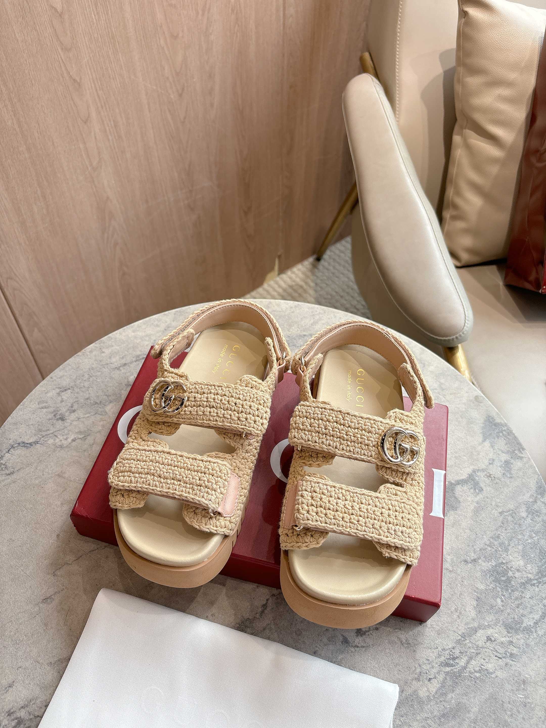 NO:476754,8838-8 Khaki (35-42) This flat sandal is made of magic sticky belt design, which is modern and full of sporty atmosphere, bringing all-weather comfort. This accessory is made of beige cotton crochet fabric, and the upper is decorated with elegant double G shape accessories, showing a unique style. Beige cotton crochet fabric Women's light gold tone accessories Double G rubber groove sole The back is magic sticky closure, and the front is fixed with straps Italian creation, sandals, sandals198609098838-8 卡其（35-42）这款平底凉鞋采用魔术粘带设计,现代感十足且充满运动气息,带来全天候舒适感受.这款配饰以米色棉质钩织面料匠心打造,鞋面绑带缀饰雅致的双G造型配件,尽显别样风采. 米色棉质钩织面料 女士 浅金色调配件 双G 橡胶沟纹鞋底 背面采用魔术粘扣开合,正面采用绑带固定 意大利创作,凉鞋,sandals,Women's Shoes