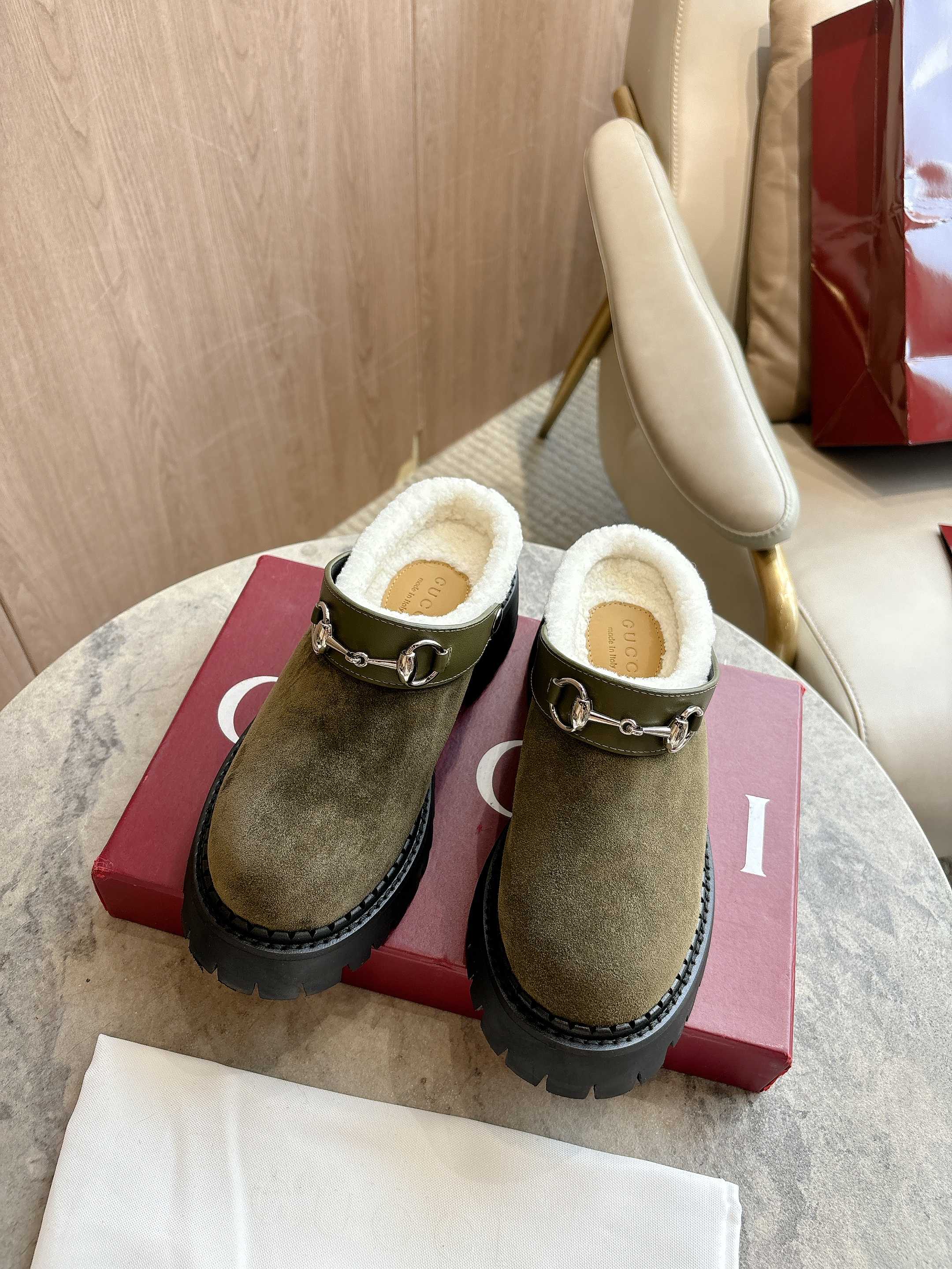 NO:534597,731-3A Green (35-41) is a tribute to the origin of the brand's equestrian. After the baptism of time, the horse bits combine the rich historical heritage with the modern fashion style. This women's mules is made of smooth suede material and imported ultra-short wool craftsmanship. Military green suede material Silver accessories Horse bits Rubber grooved sole Medium heel Heel Heel, semi-torn fur shoes19860909731-3A 绿（35-41）作为对品牌马术本源的致敬之作,马衔扣历经时间洗礼后,将厚重历史底蕴与现代时尚型格融为一体.这款女士穆勒鞋采用光滑绒面材质和进口超短羊毛匠心打造. 军绿色绒面材质 银色调配件 马衔扣 橡胶沟纹鞋底 中跟 高度5厘米,半拖毛毛鞋,Women's Shoes