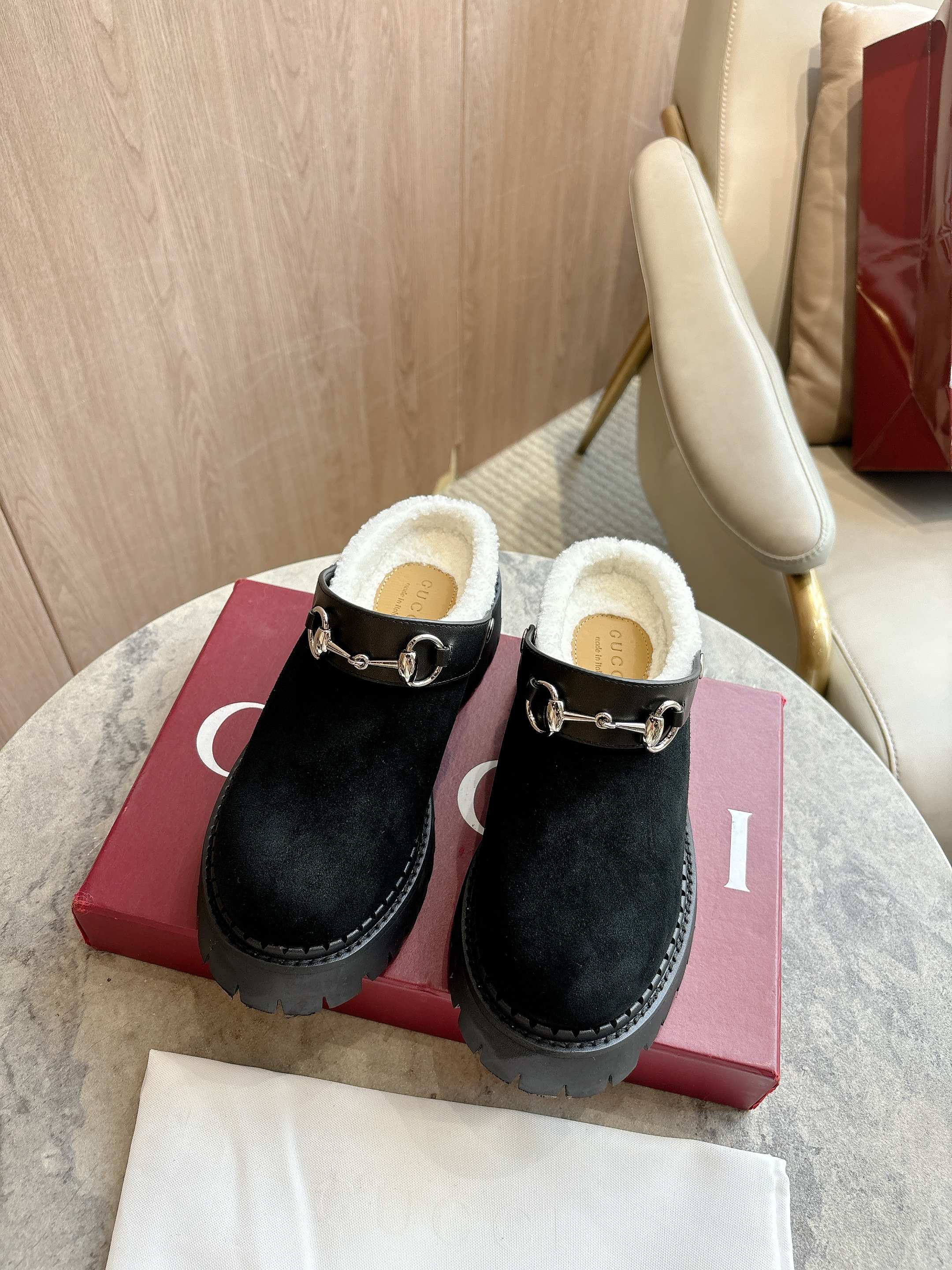 NO:534605,731-3A Black (35-41) is a tribute to the origin of the brand's equestrian. After the baptism of time, the horse bits combine the rich historical heritage with the modern fashion style. This women's mules is made of smooth suede material and imported ultra-short wool craftsmanship. Black suede material, silver accessories, horse bits, rubber grooved sole, medium heel, height 5 cm, semi-torn fur shoes19860909731-3A 黑（35-41）作为对品牌马术本源的致敬之作,马衔扣历经时间洗礼后,将厚重历史底蕴与现代时尚型格融为一体.这款女士穆勒鞋采用光滑绒面材质和进口超短羊毛匠心打造. 黑色绒面材质 银色调配件 马衔扣 橡胶沟纹鞋底 中跟 高度5厘米,半拖毛毛鞋,Women's Shoes