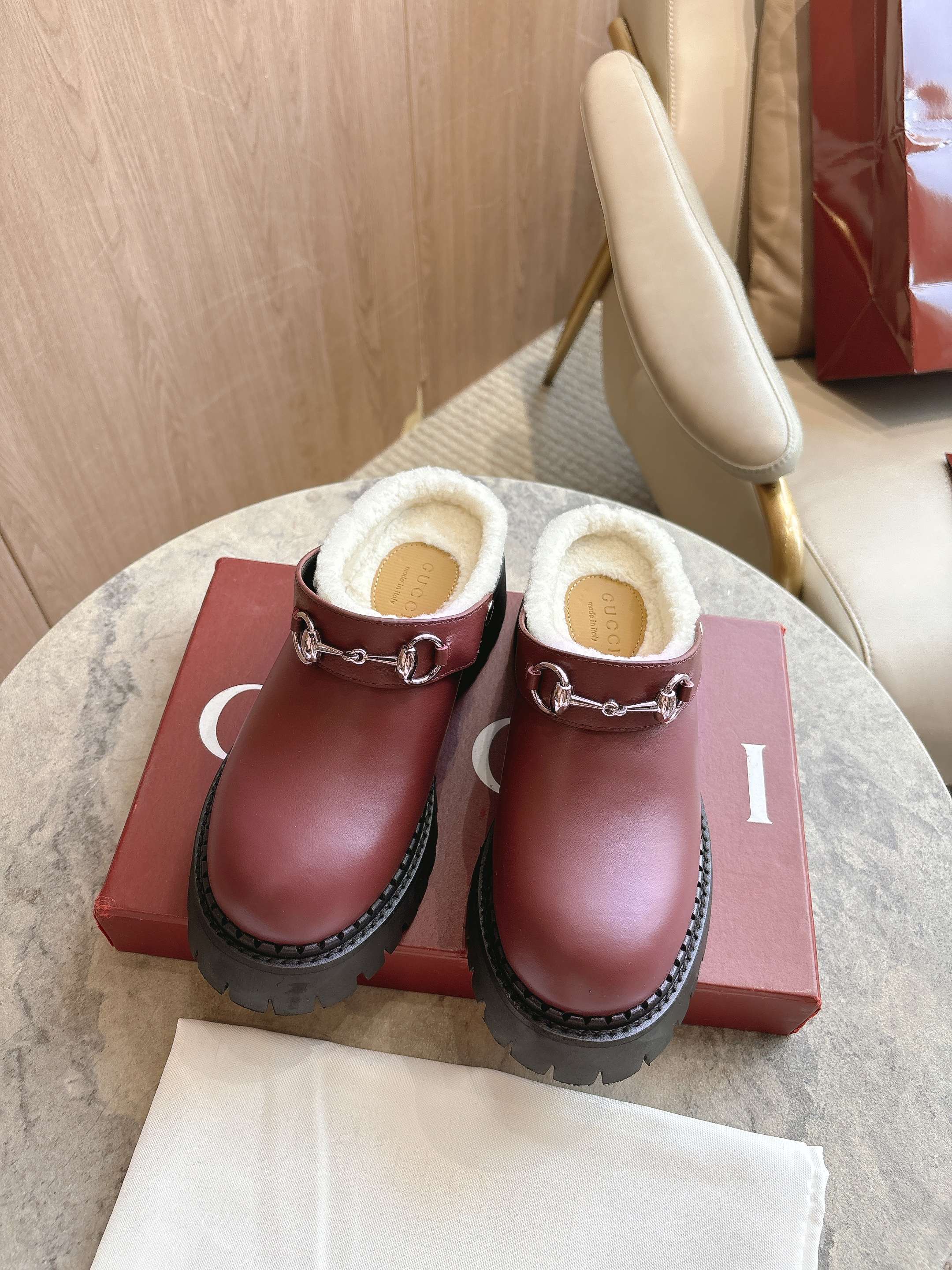 NO:534619,731-1A Wine Red (35-41) is a tribute to the origin of the brand's equestrian. After the baptism of time, the horse bits combine the rich historical heritage with the modern fashion style. This women's mules is made of smooth suede material and imported ultra-short wool craftsmanship. Angora red suede material, silver accessories, horse bits, rubber grooved sole, medium heel, height 5 cm, semi-torn fur shoes19860909731-1A 酒红（35-41）作为对品牌马术本源的致敬之作,马衔扣历经时间洗礼后,将厚重历史底蕴与现代时尚型格融为一体.这款女士穆勒鞋采用光滑绒面材质和进口超短羊毛匠心打造. 安哥拉红色绒面材质 银色调配件 马衔扣 橡胶沟纹鞋底 中跟 高度5厘米,半拖毛毛鞋,Women's Shoes