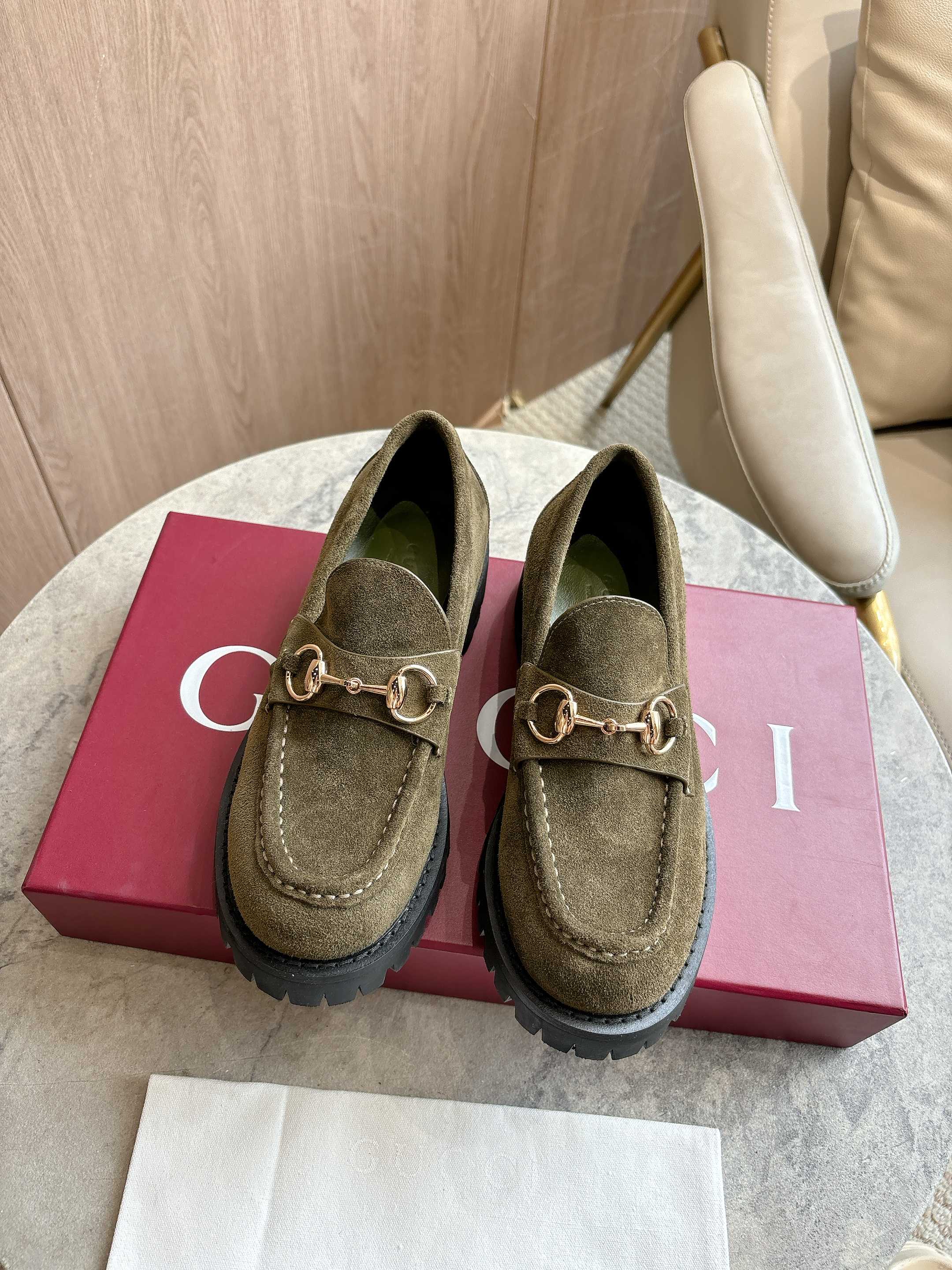 NO:536684,0453-8 Green (35-42) exquisite details inject elegance into this loafer. It is carefully crafted with smooth suede material and matched with graffiti rubber sole, which adds charm to the entire design. Light gold tone horse buckles inject brand identity into this classic but modern design. Military green suede material Light gold tone accessories Horse buckle Rubber graffiti sole Flat sole Height 3 cm, loafers, loafers198609090453-8 绿（35-42）精巧细节为这款乐福鞋注入优雅气息.以光滑绒面材质精心打造,搭配沟纹橡胶鞋底,令整款设计更添魅力.浅金色调马衔扣为这款经典而不失现代风范的设计注入品牌标识内涵. 军绿色绒面材质 浅金色调配件 马衔扣 橡胶沟纹鞋底 平底 高度3厘米,乐福鞋,loafers,Women's Shoes