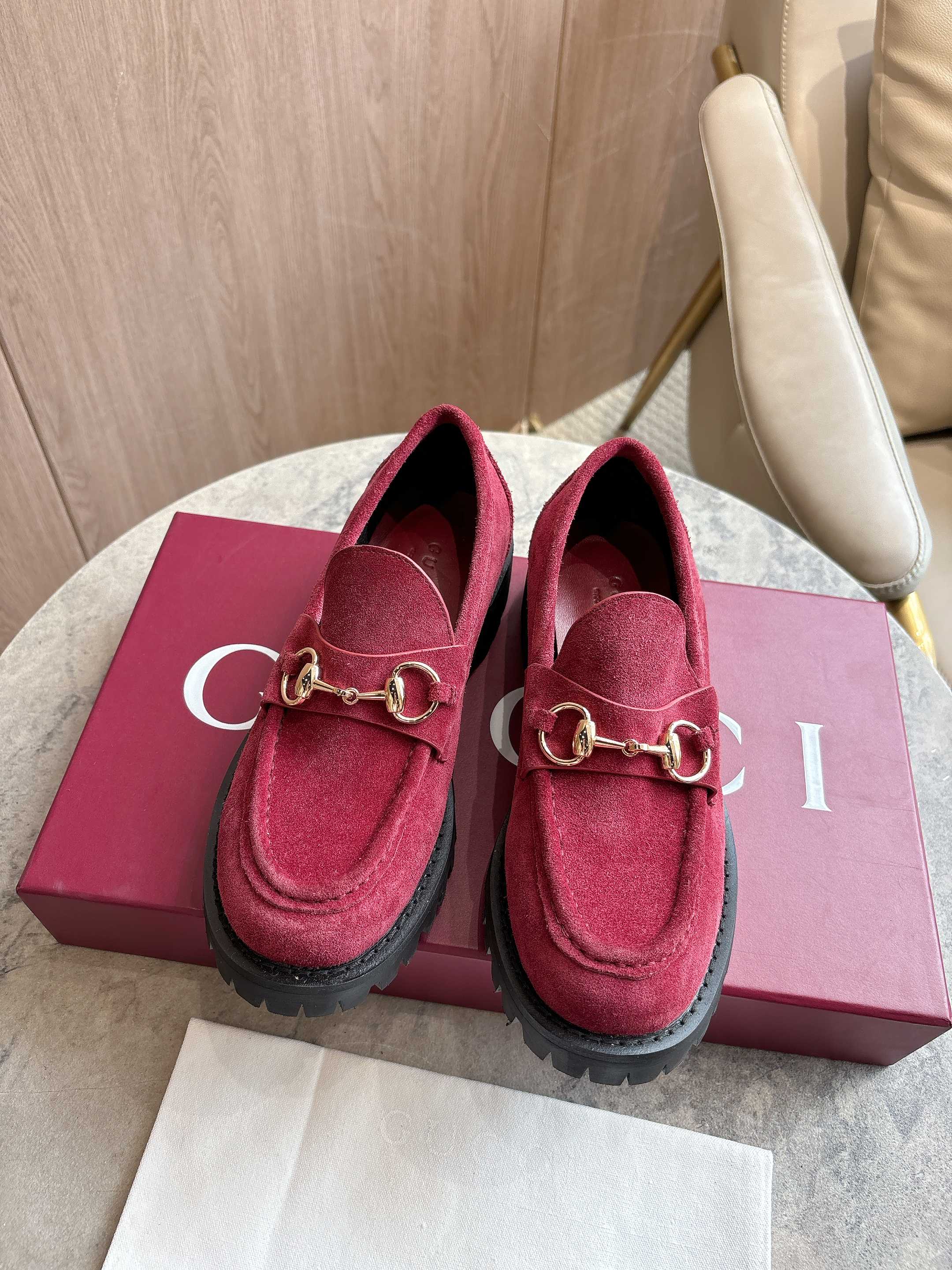 NO:536689,0453-8 Burgundy (35-42) exquisite details inject elegance into this loafer. It is carefully crafted with smooth suede material and matched with graffiti rubber sole, which adds charm to the entire design. Light gold tone horse buckles inject brand identity into this classic but modern design. Angora red suede material Light gold tone accessories Horse buckle Rubber graffiti sole Flat sole Height 3 cm, loafers, loafers198609090453-8 酒红（35-42）精巧细节为这款乐福鞋注入优雅气息.以光滑绒面材质精心打造,搭配沟纹橡胶鞋底,令整款设计更添魅力.浅金色调马衔扣为这款经典而不失现代风范的设计注入品牌标识内涵. 安哥拉红色绒面材质 浅金色调配件 马衔扣 橡胶沟纹鞋底 平底 高度3厘米,乐福鞋,loafers,Women's Shoes